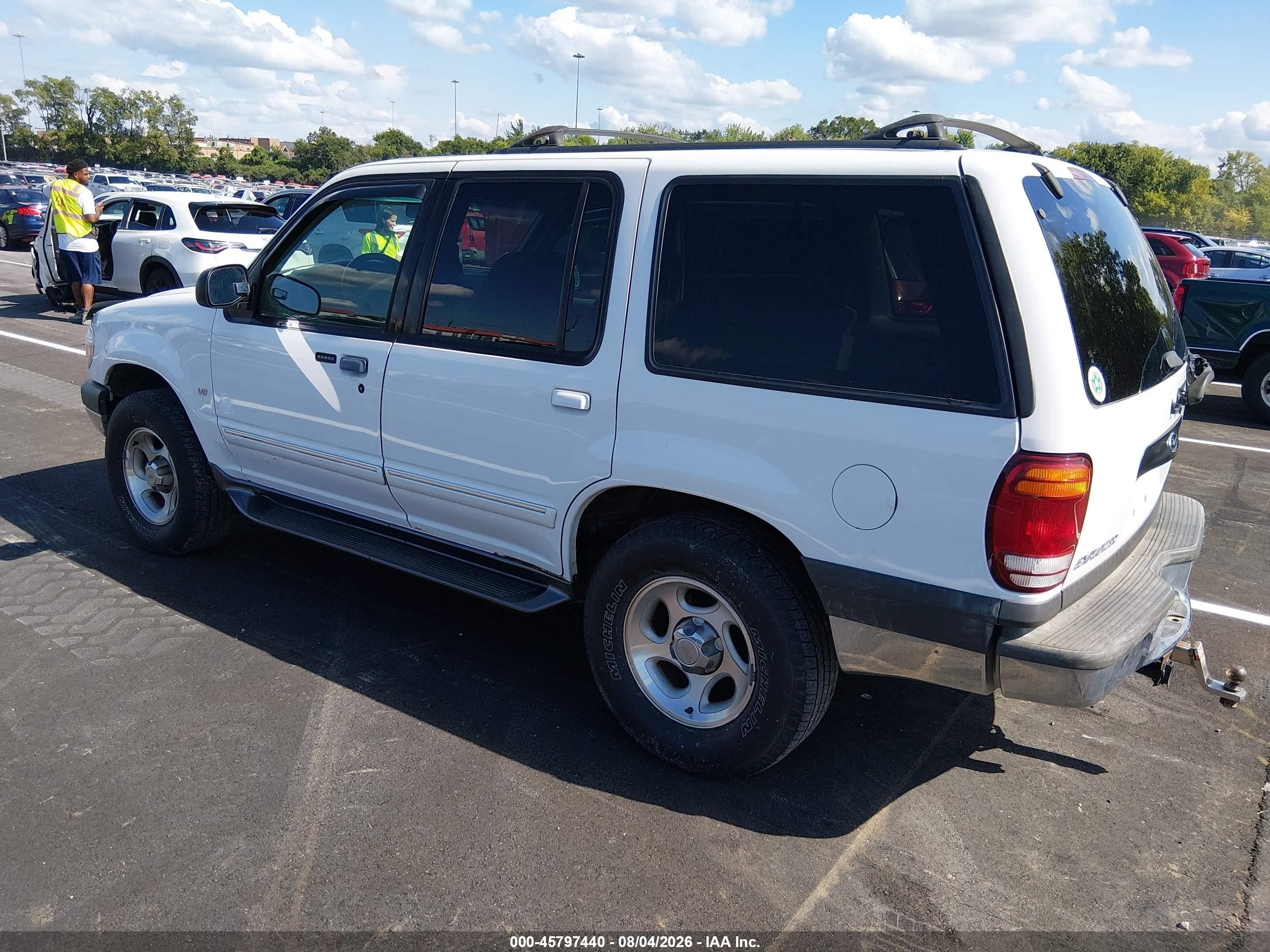 2001 Ford Explorer Xlt White vin: 1FMZU83P61UB52292