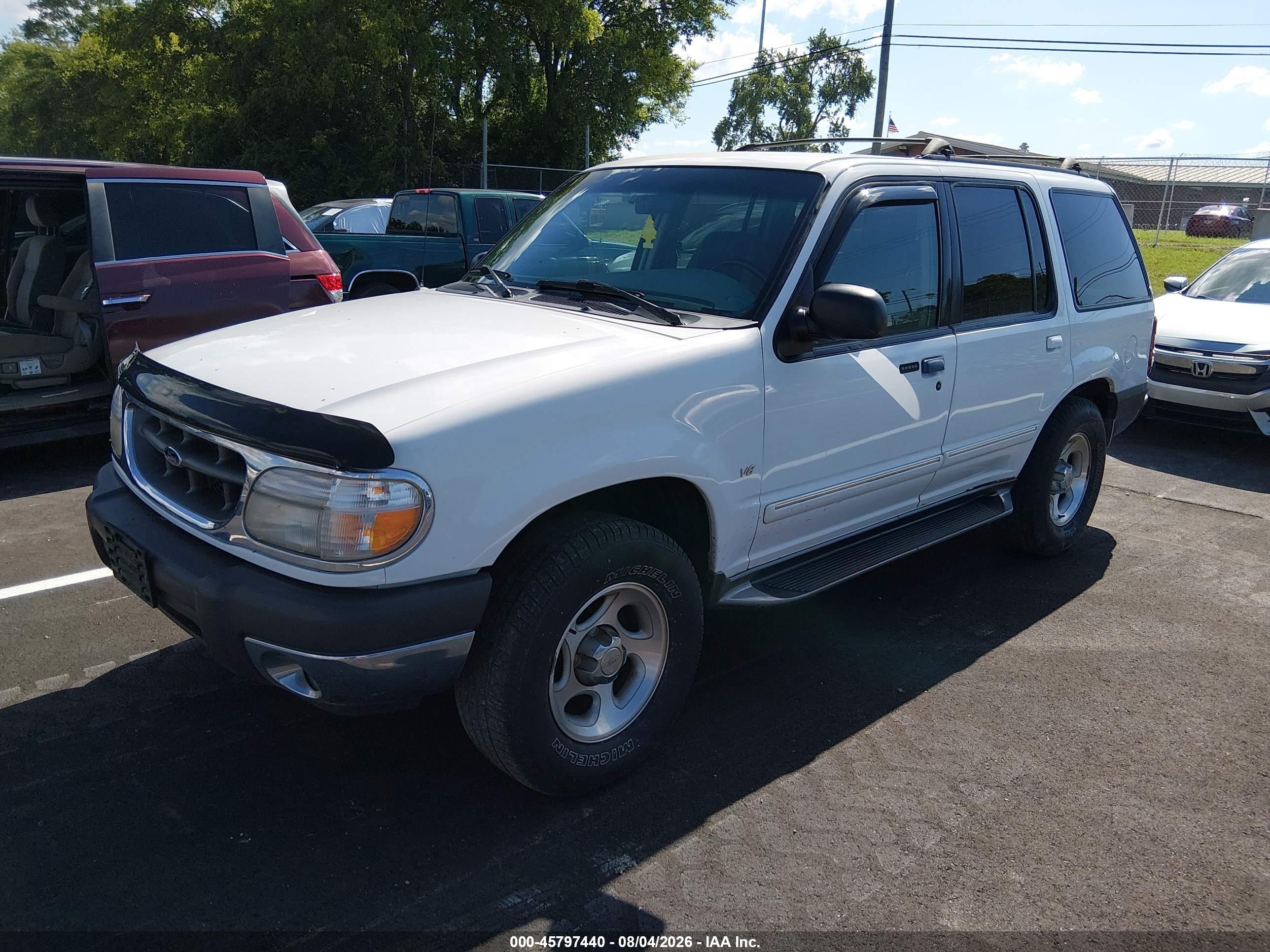 2001 Ford Explorer Xlt White vin: 1FMZU83P61UB52292