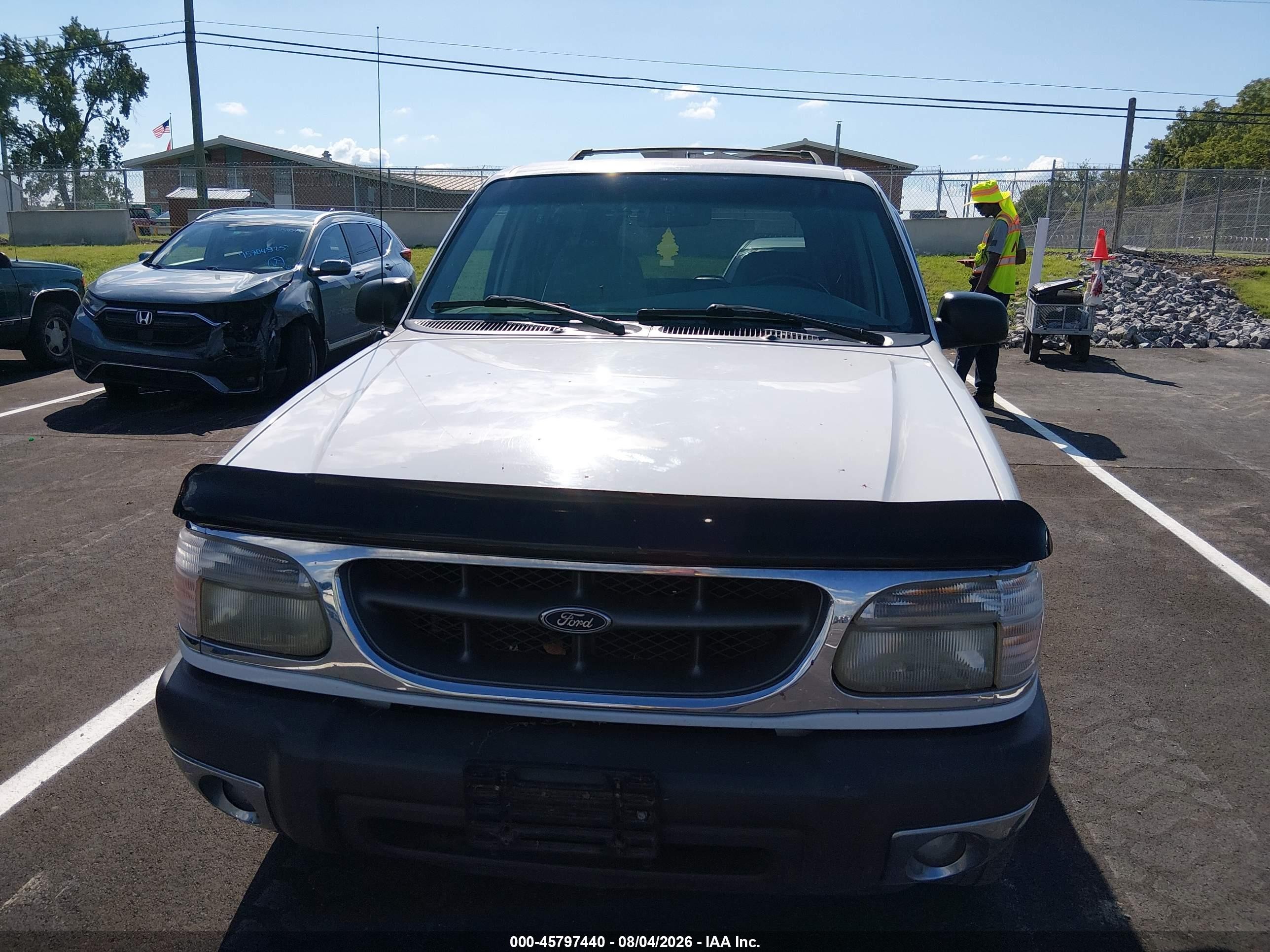 2001 Ford Explorer Xlt White vin: 1FMZU83P61UB52292