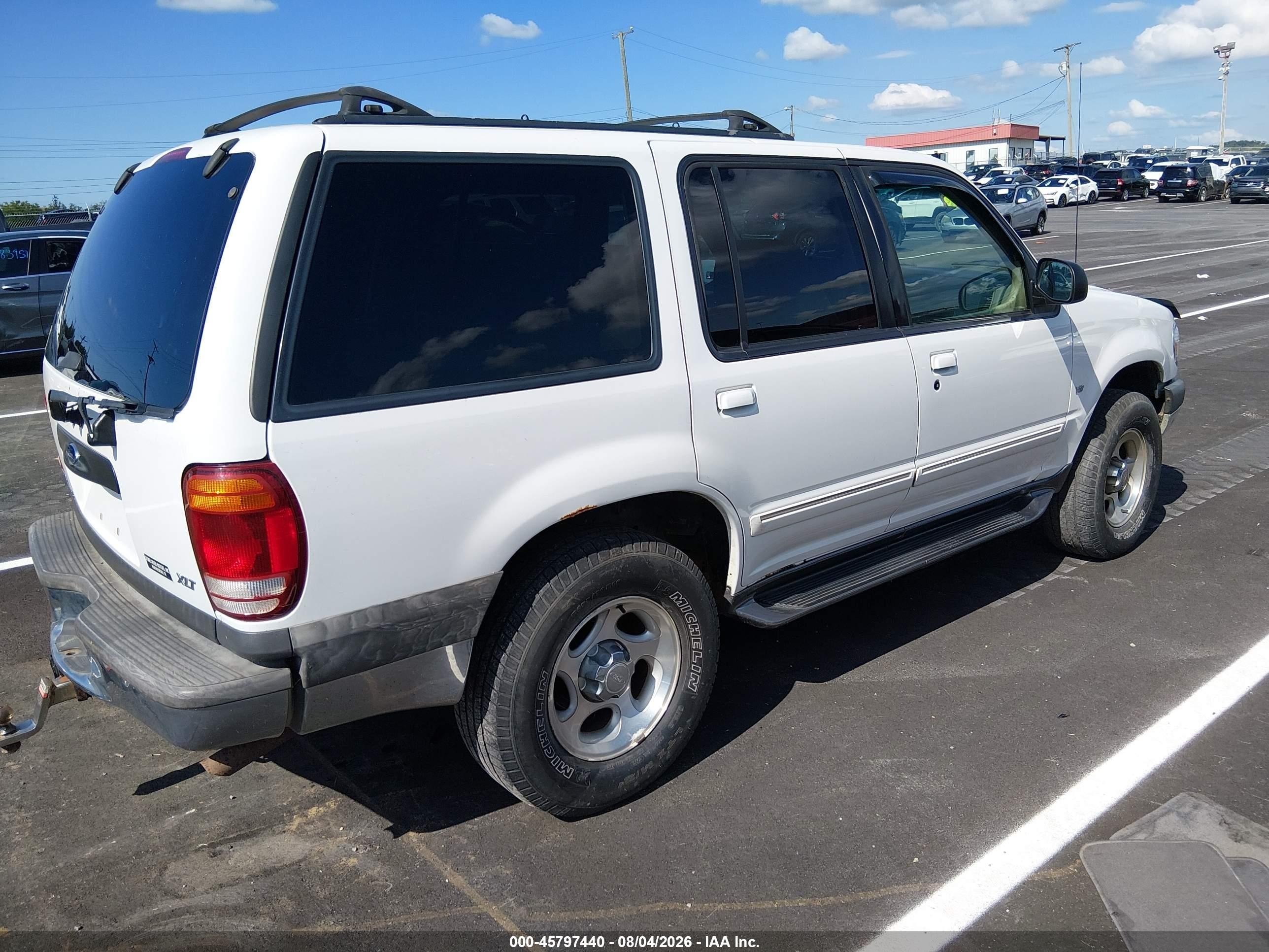 2001 Ford Explorer Xlt White vin: 1FMZU83P61UB52292