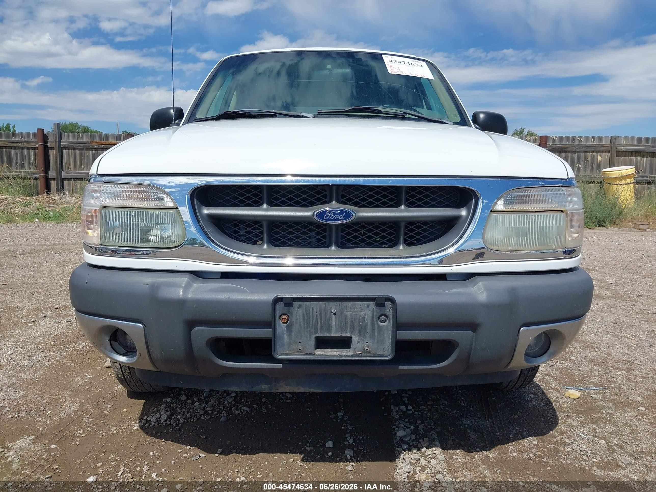 2001 Ford Explorer Xlt White vin: 1FMZU83PX1ZA40310