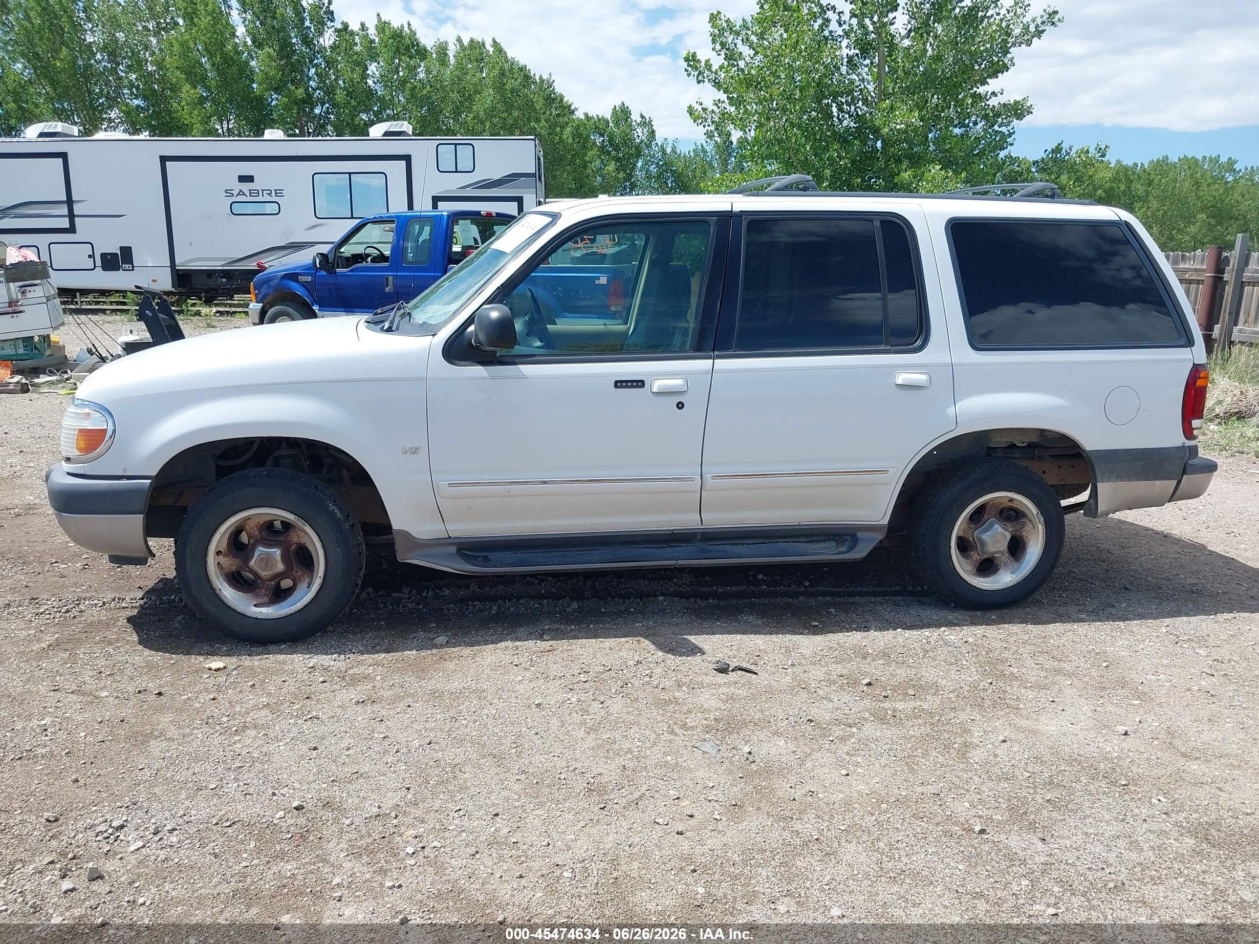 2001 Ford Explorer Xlt White vin: 1FMZU83PX1ZA40310