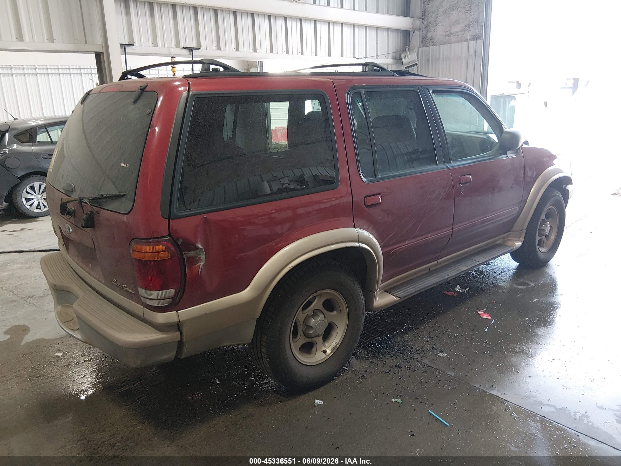 2000 Ford Explorer Eddie Bauer Red vin: 1FMZU84PXYZA46214