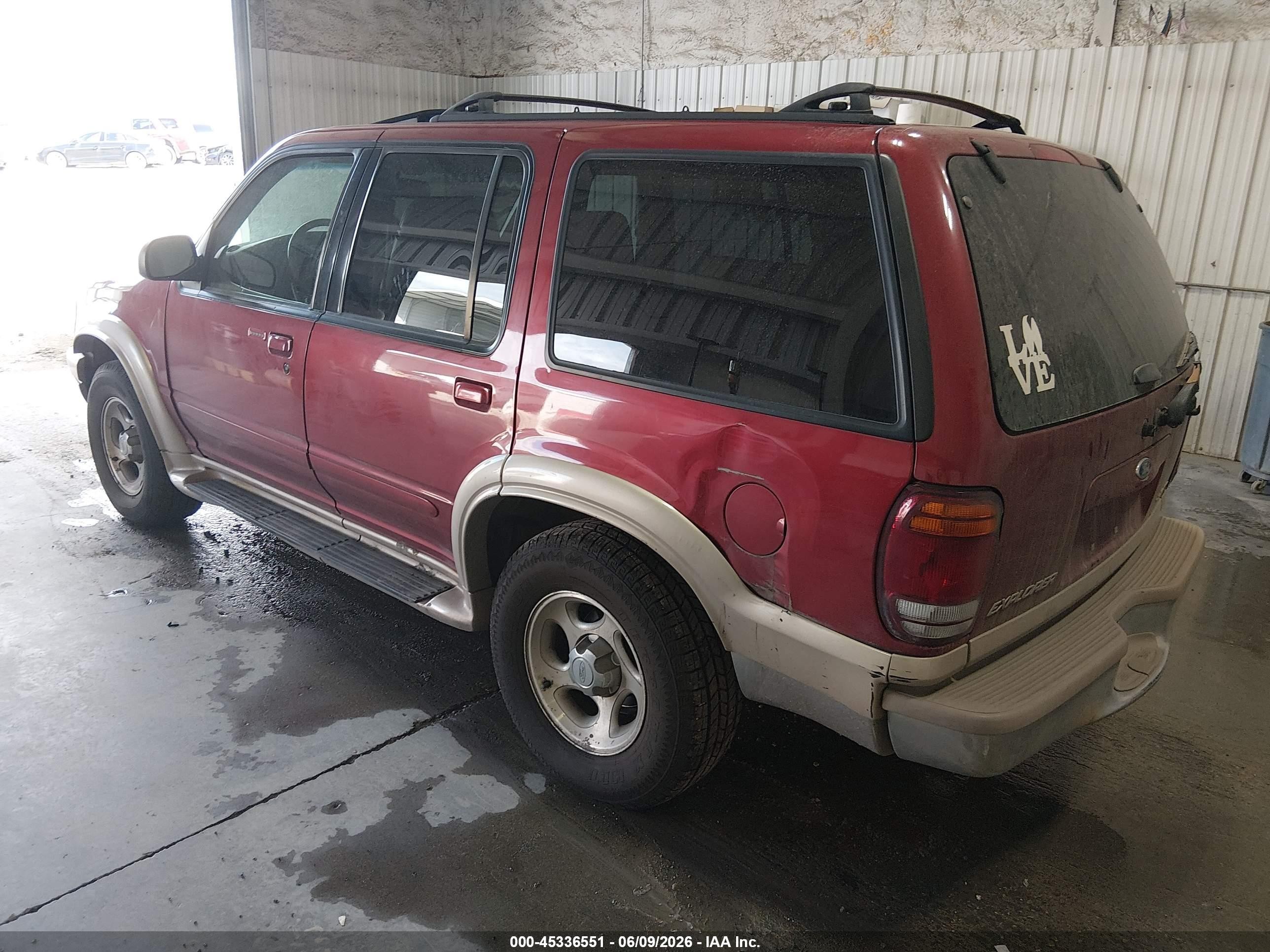 2000 Ford Explorer Eddie Bauer Red vin: 1FMZU84PXYZA46214