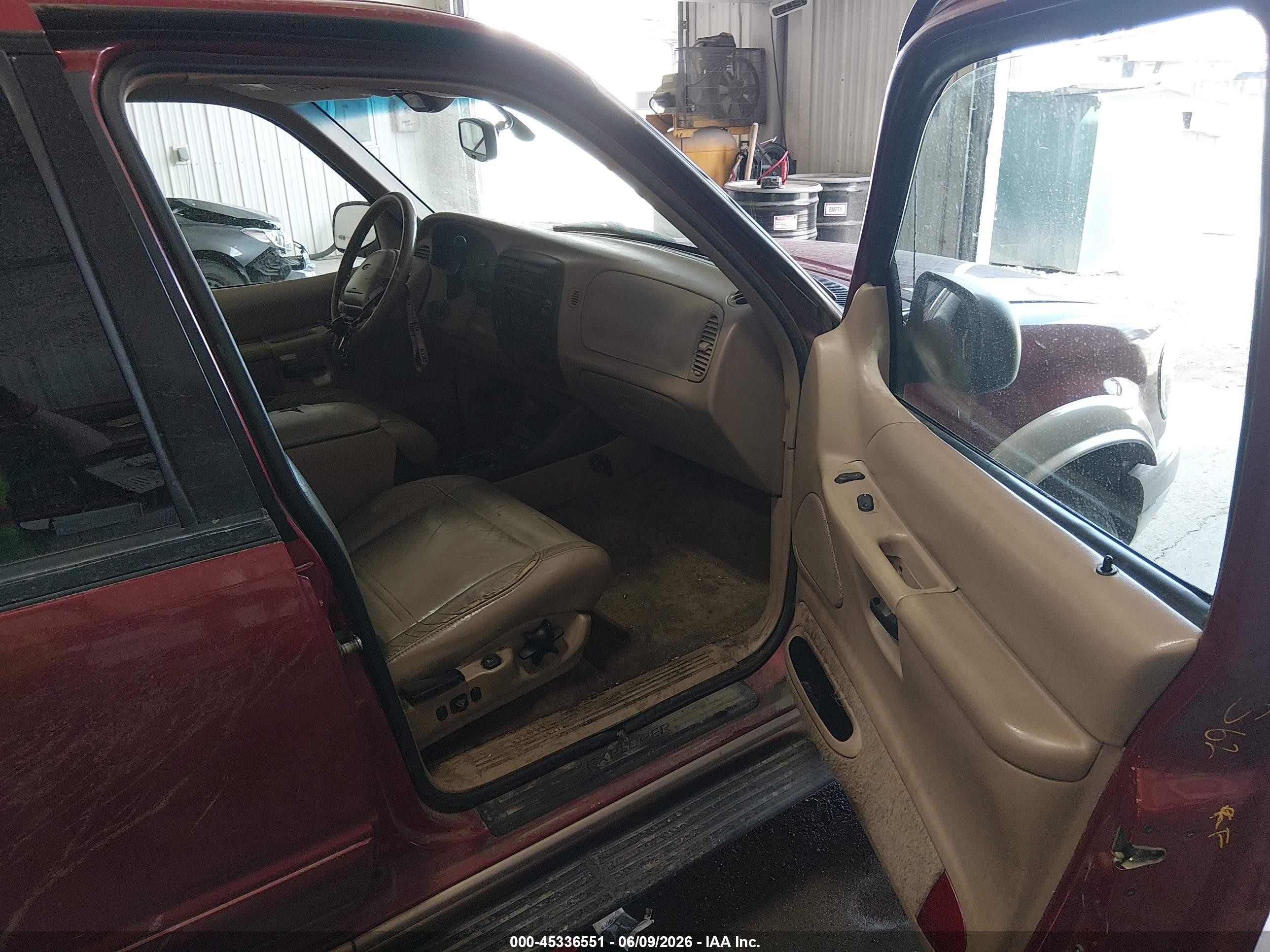 2000 Ford Explorer Eddie Bauer Red vin: 1FMZU84PXYZA46214