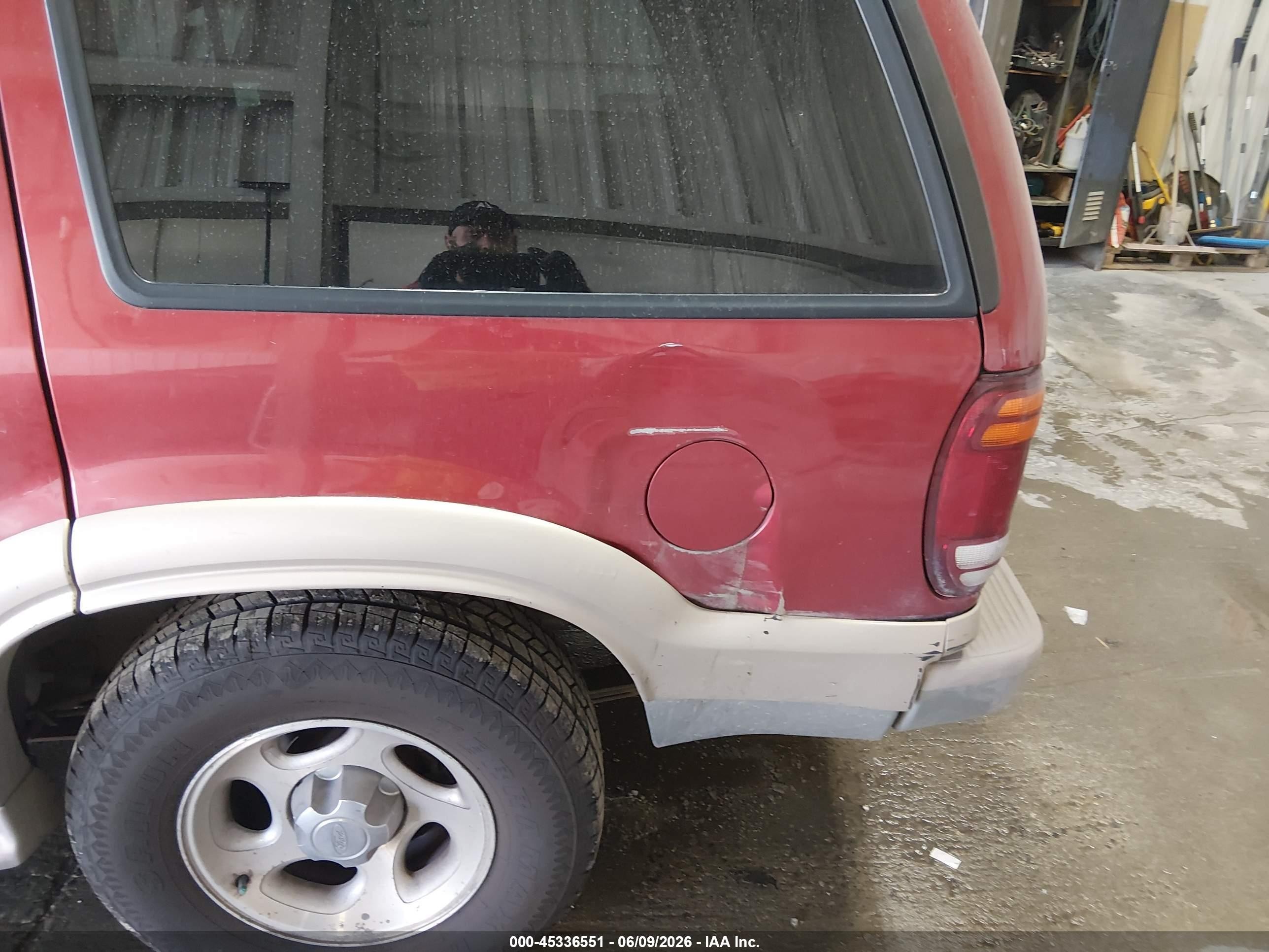 2000 Ford Explorer Eddie Bauer Red vin: 1FMZU84PXYZA46214