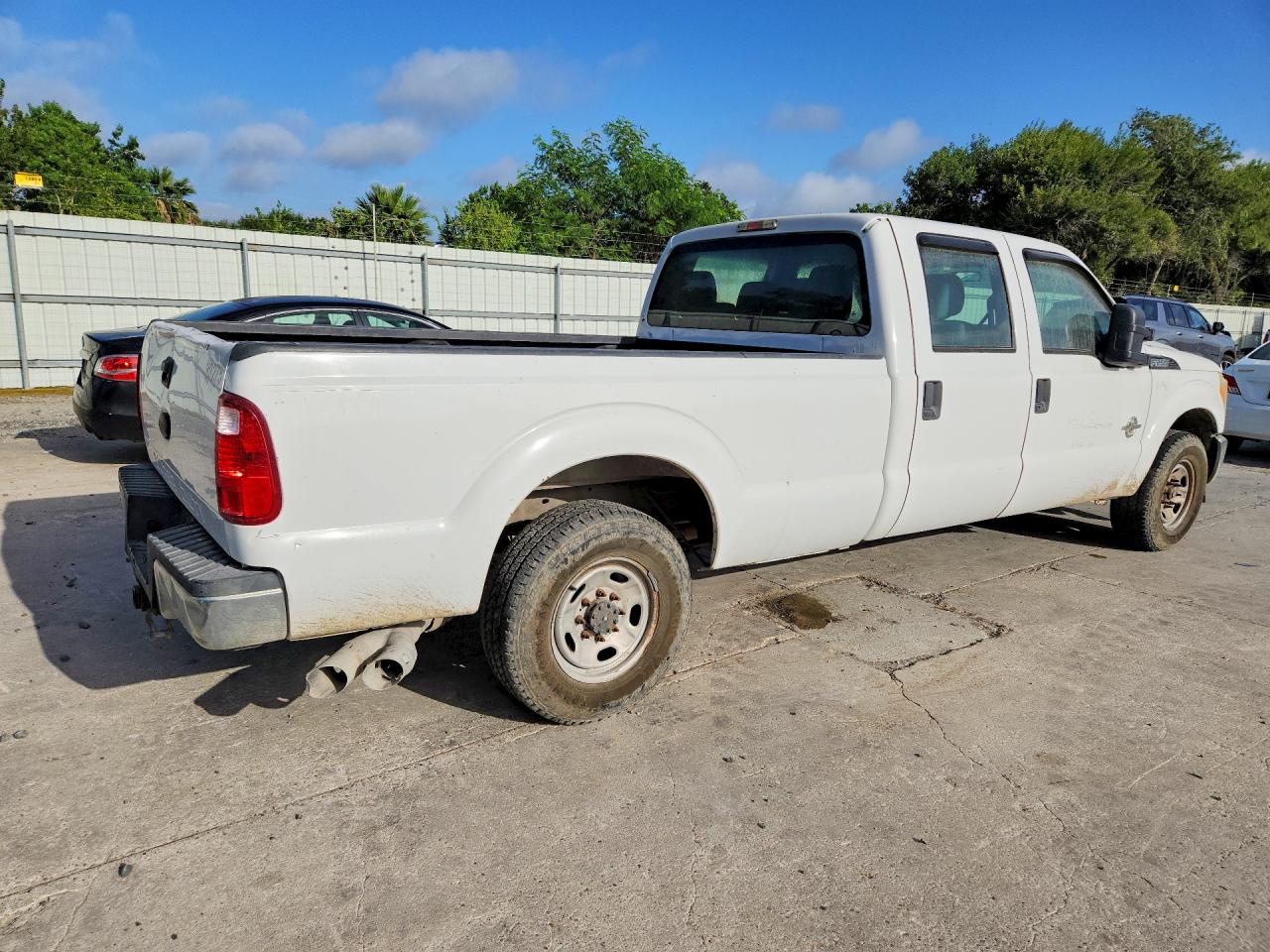 2011 Ford F250 Super Duty White vin: 1FT7W2AT0BEB73640