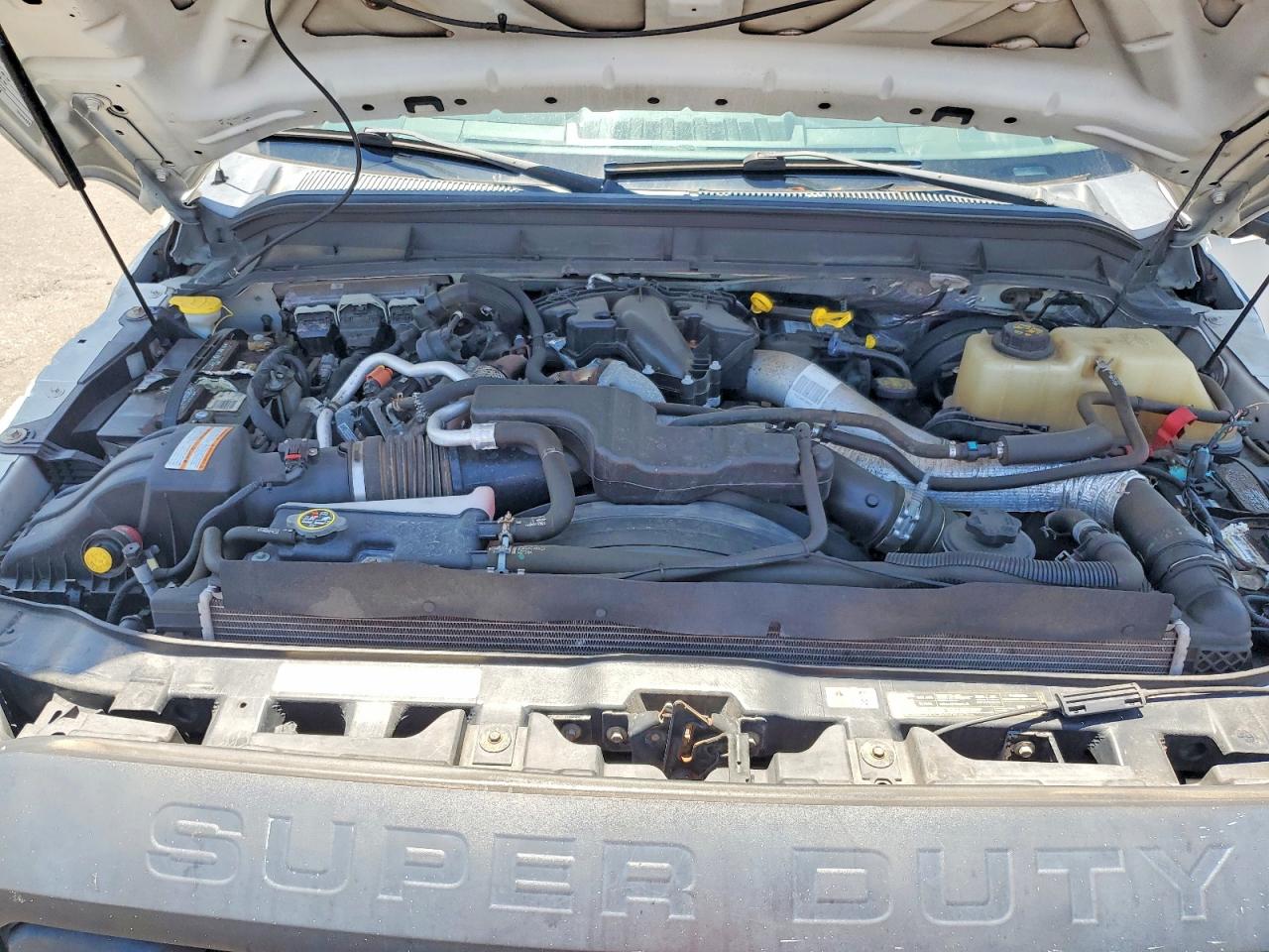 2015 Ford F250 Super Duty White vin: 1FT7W2AT4FEA70453