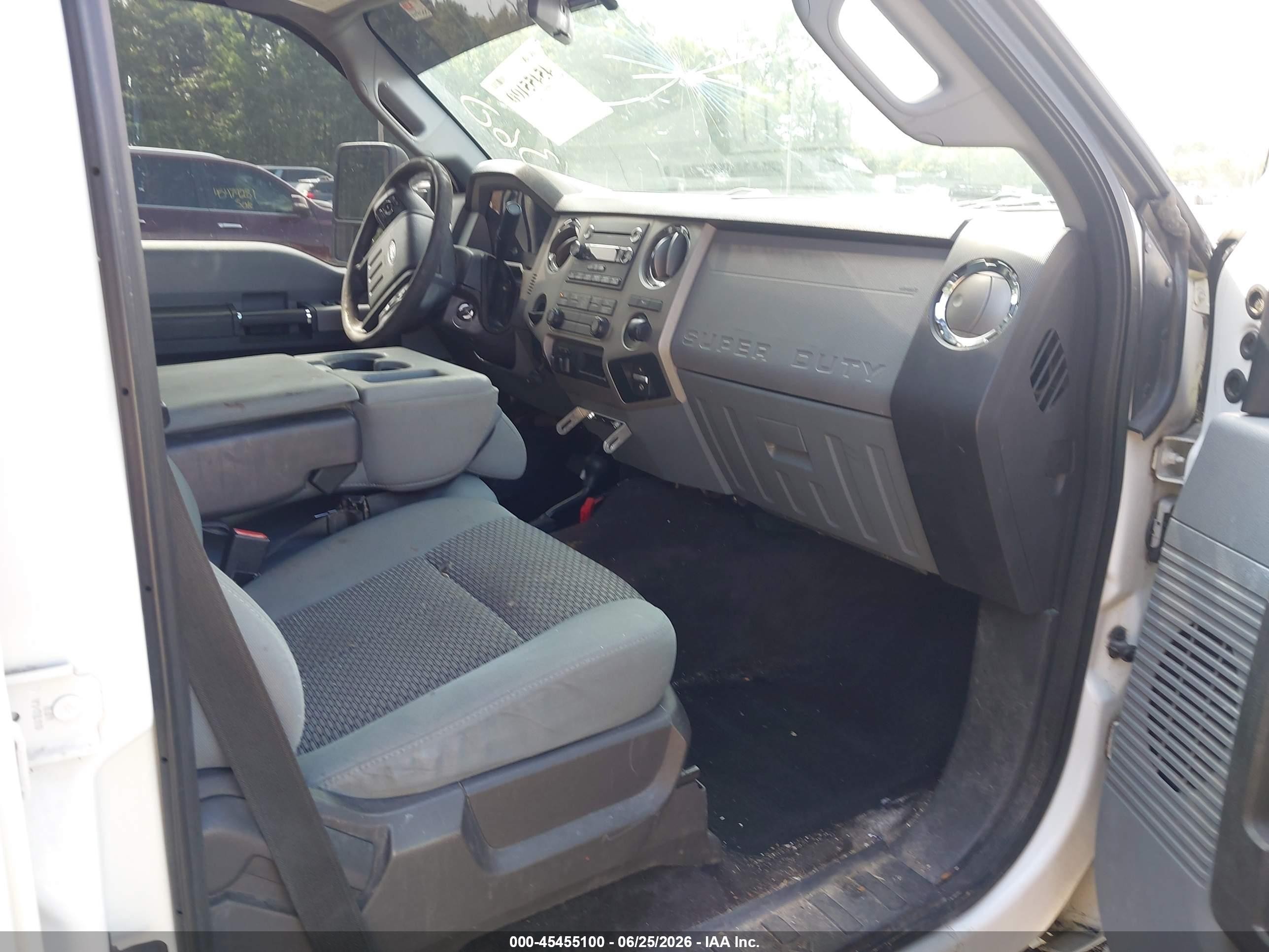 2015 Ford F-250   Белый vin: 1FT7W2B61FEB11551