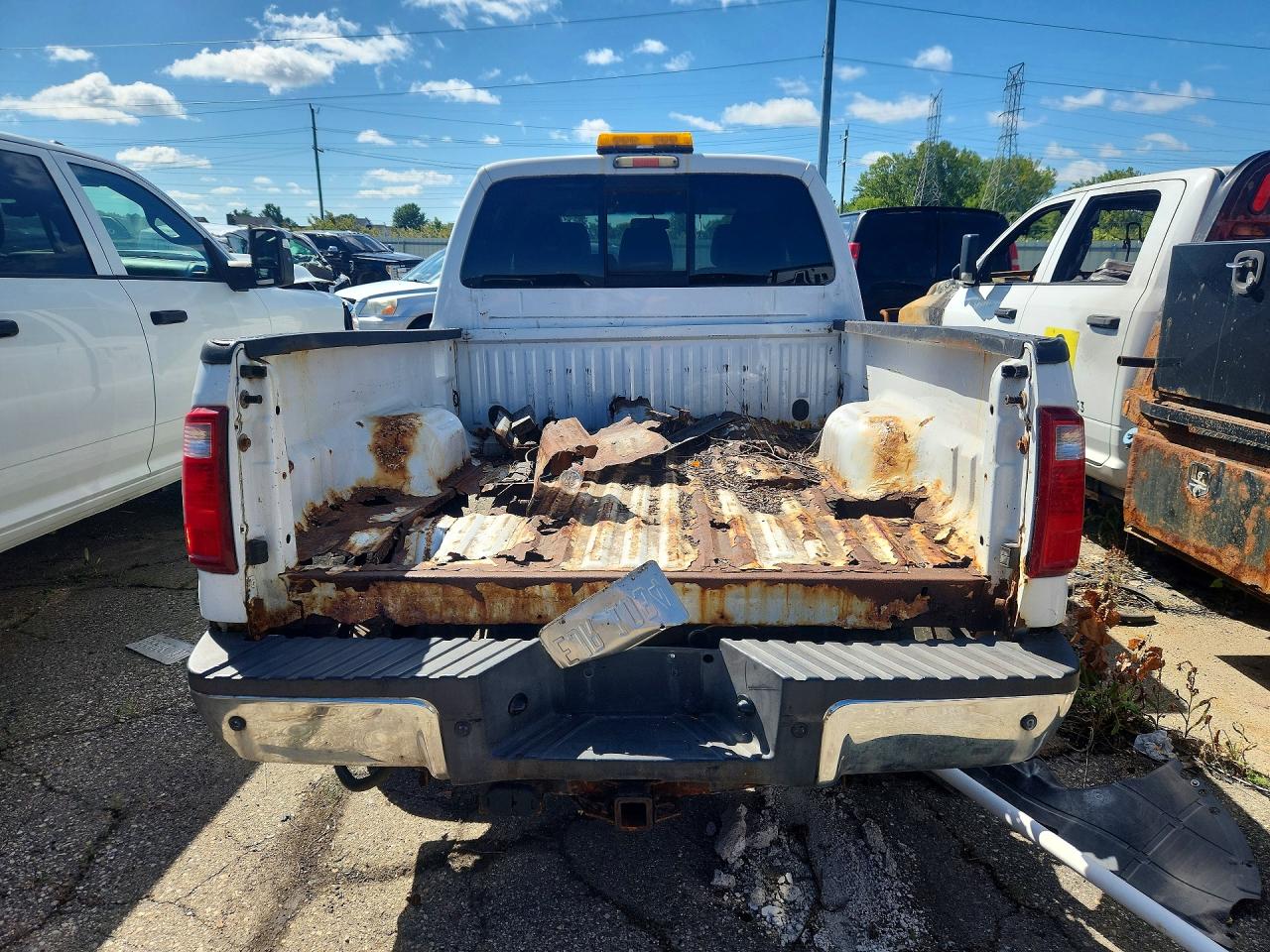 2011 Ford F250 Super Duty White vin: 1FT7W2B63BEB01386