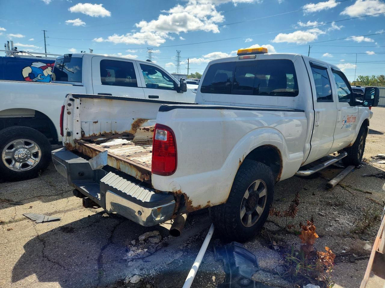 2011 Ford F250 Super Duty White vin: 1FT7W2B63BEB01386