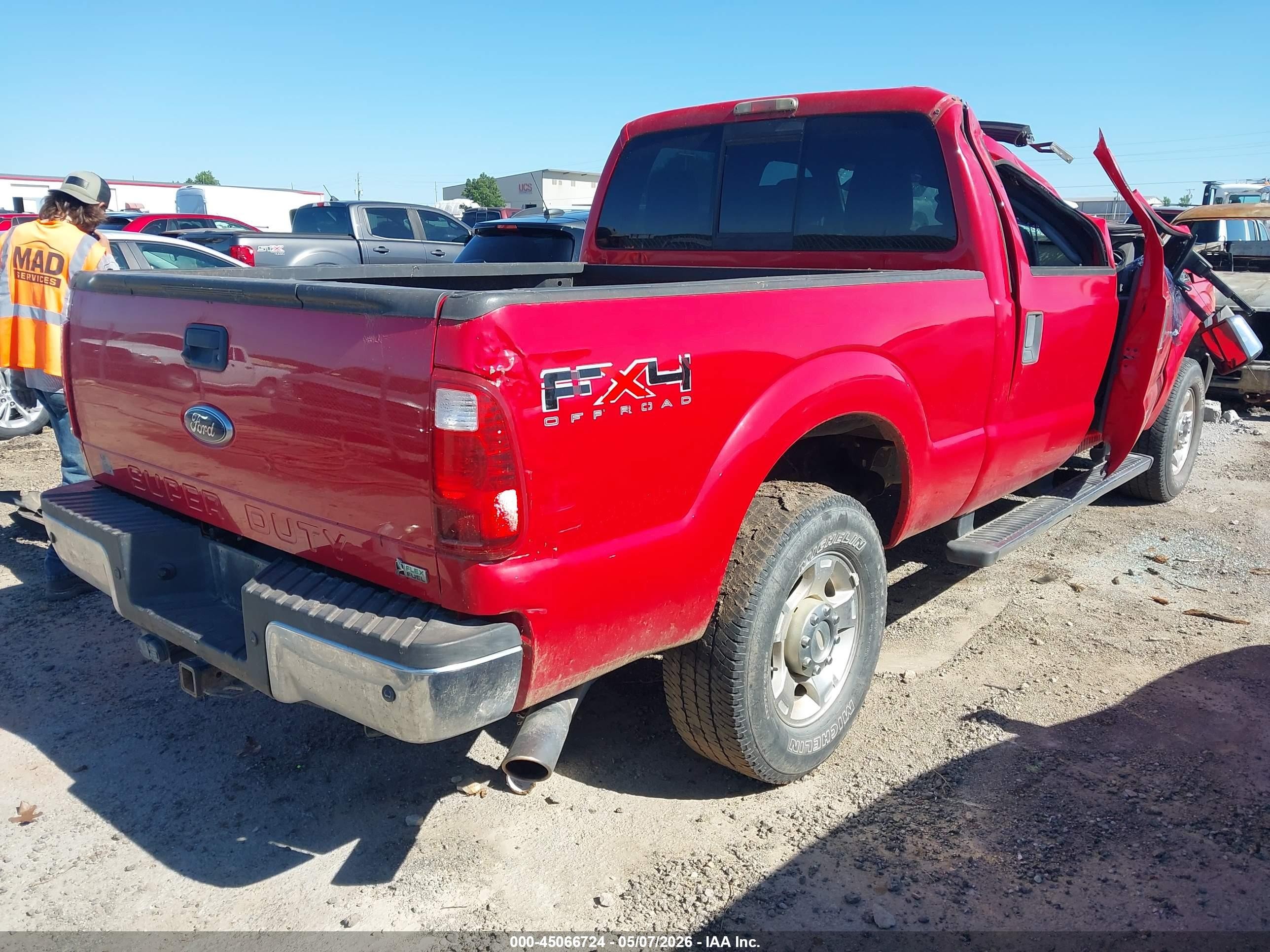 2011 Ford F-250 Xlt Red vin: 1FT7W2B65BEA60727