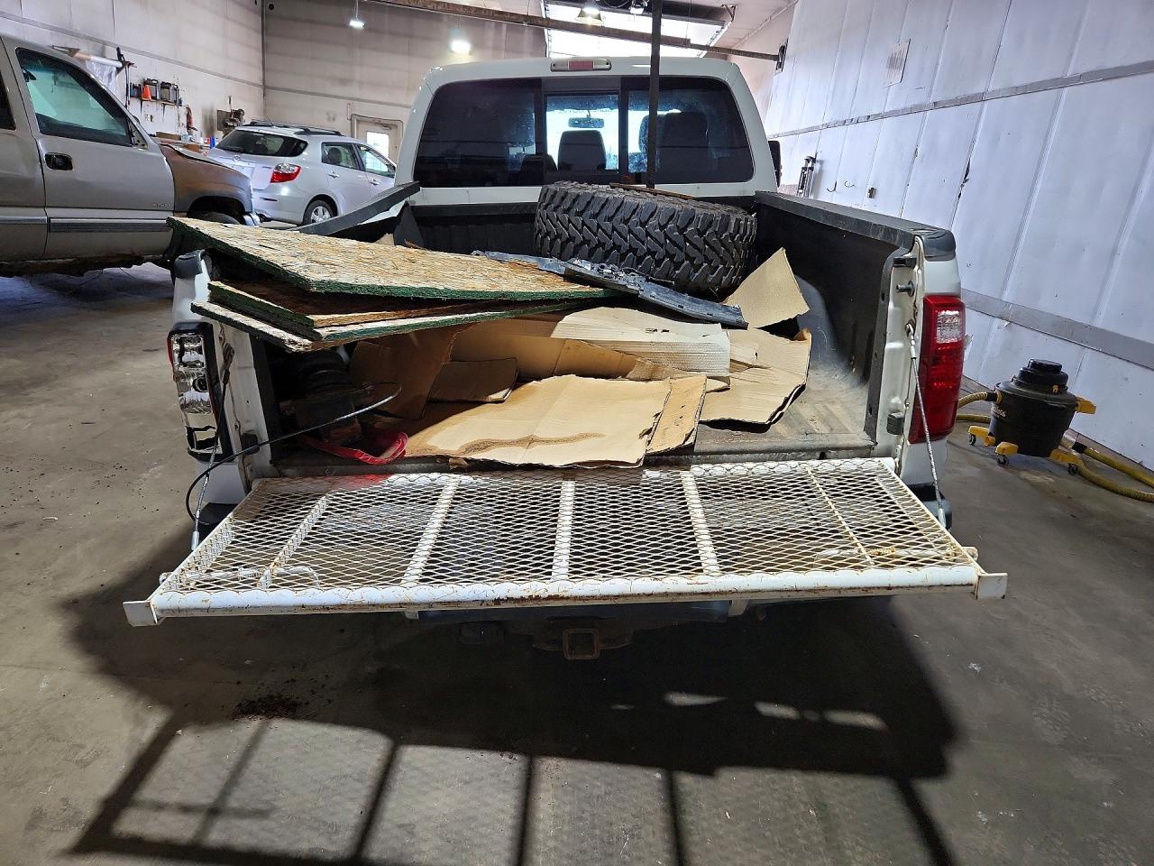 2015 Ford F250 Super Duty White vin: 1FT7W2BT5FEB76540