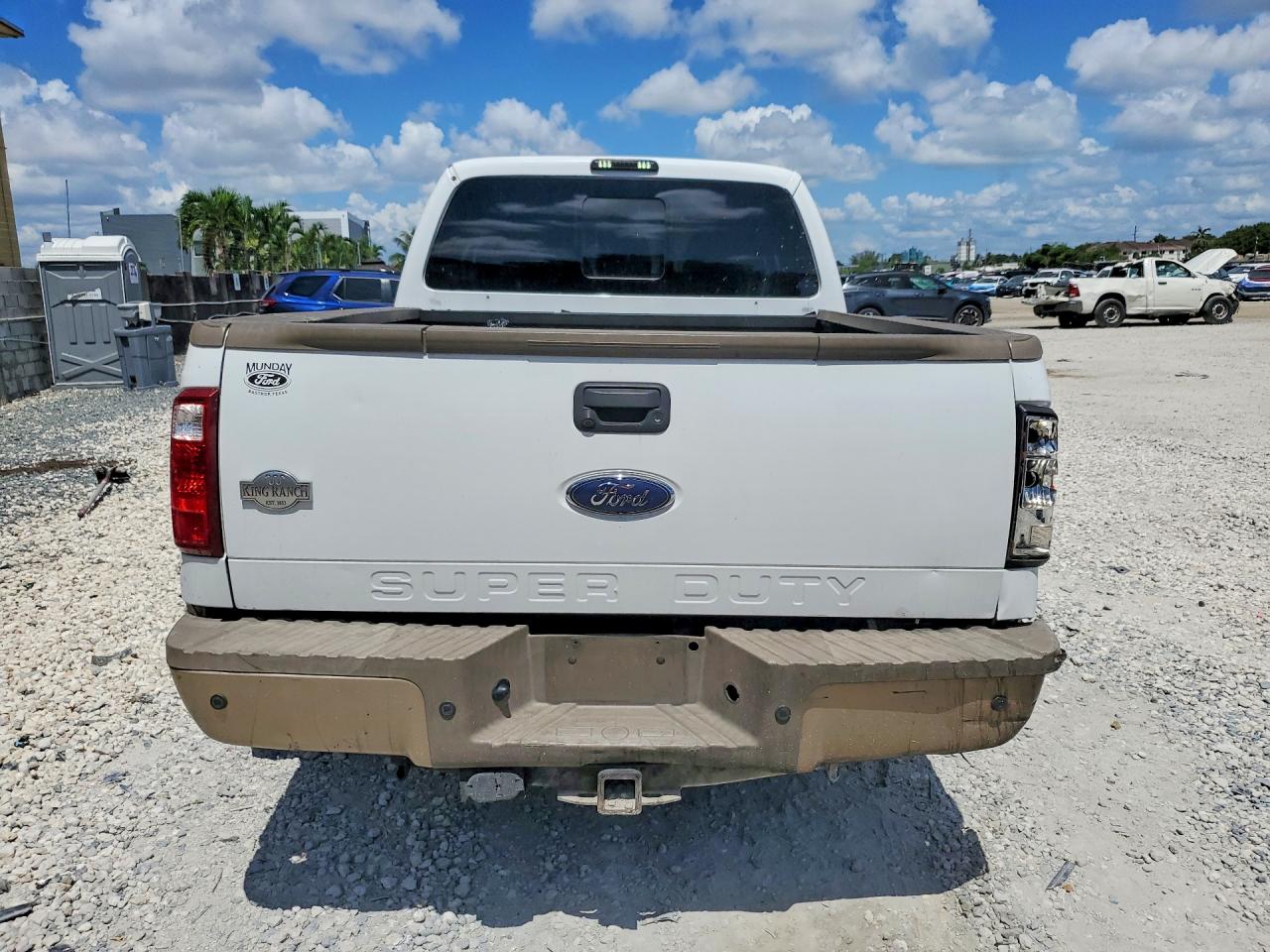 2011 Ford F250 Super Duty White vin: 1FT7W2BT8BEA78600