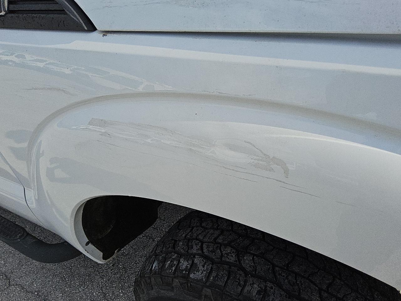 2015 Ford F250 Super Duty Белый vin: 1FT7W2BTXFEA76465 Damage: Right Front Fender, Dent(S) W/ Paint Dmg, 4 To 5 Inches