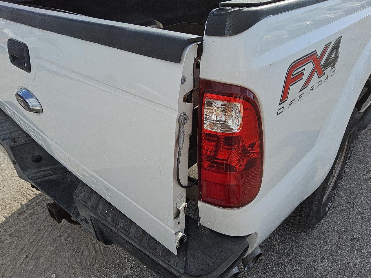 2015 Ford F250 Super Duty Белый vin: 1FT7W2BTXFEA76465 Damage: Tailgate, Broken, Replacement Required