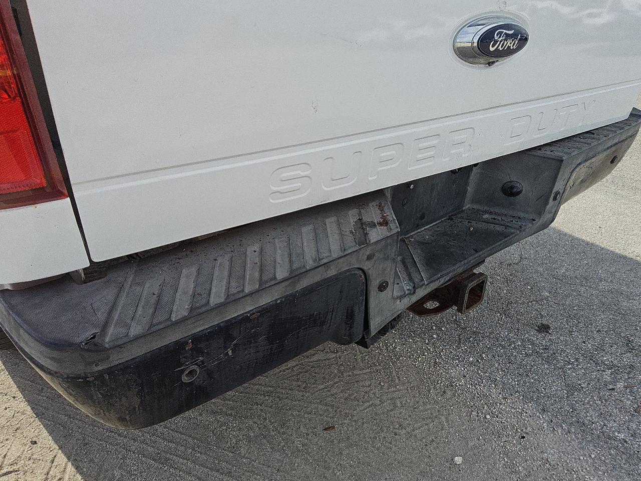 2015 Ford F250 Super Duty Белый vin: 1FT7W2BTXFEA76465 Damage: Rear Metal Bumper Painted, Dent(S) W/No Paint Dmg, > 12 Inches