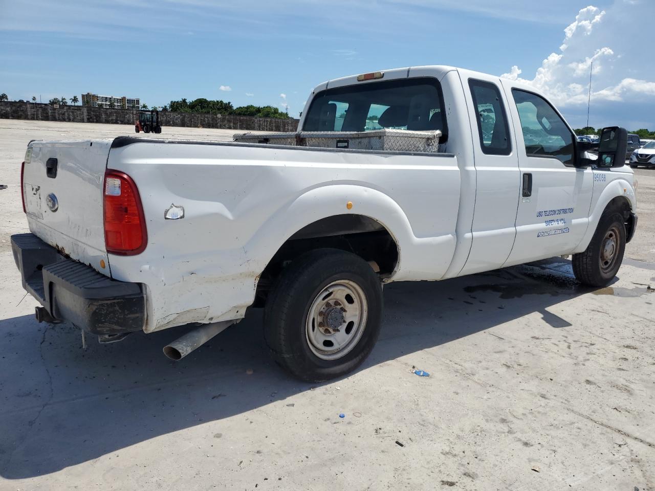 2011 Ford F250 Super Duty White vin: 1FT7X2A60BEC30667 Damage: Right Bed Side, Dent(s) W/ Paint Dmg, > 12 inches