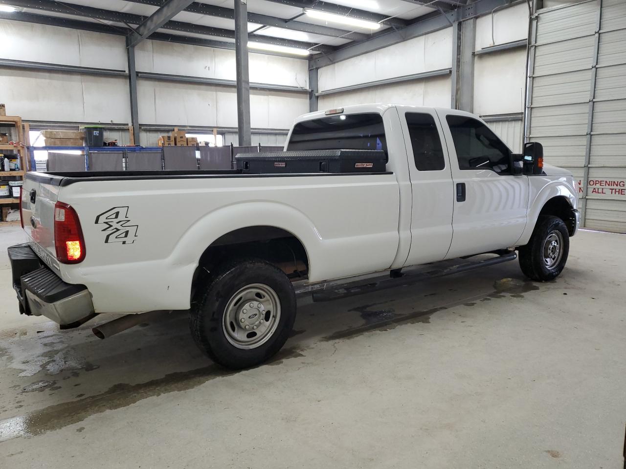 2015 Ford F250 Super Duty White vin: 1FT7X2B64FEB88962 Damage: Right Bed Side, Dent(S) W/ Paint Dmg, > 12 Inches