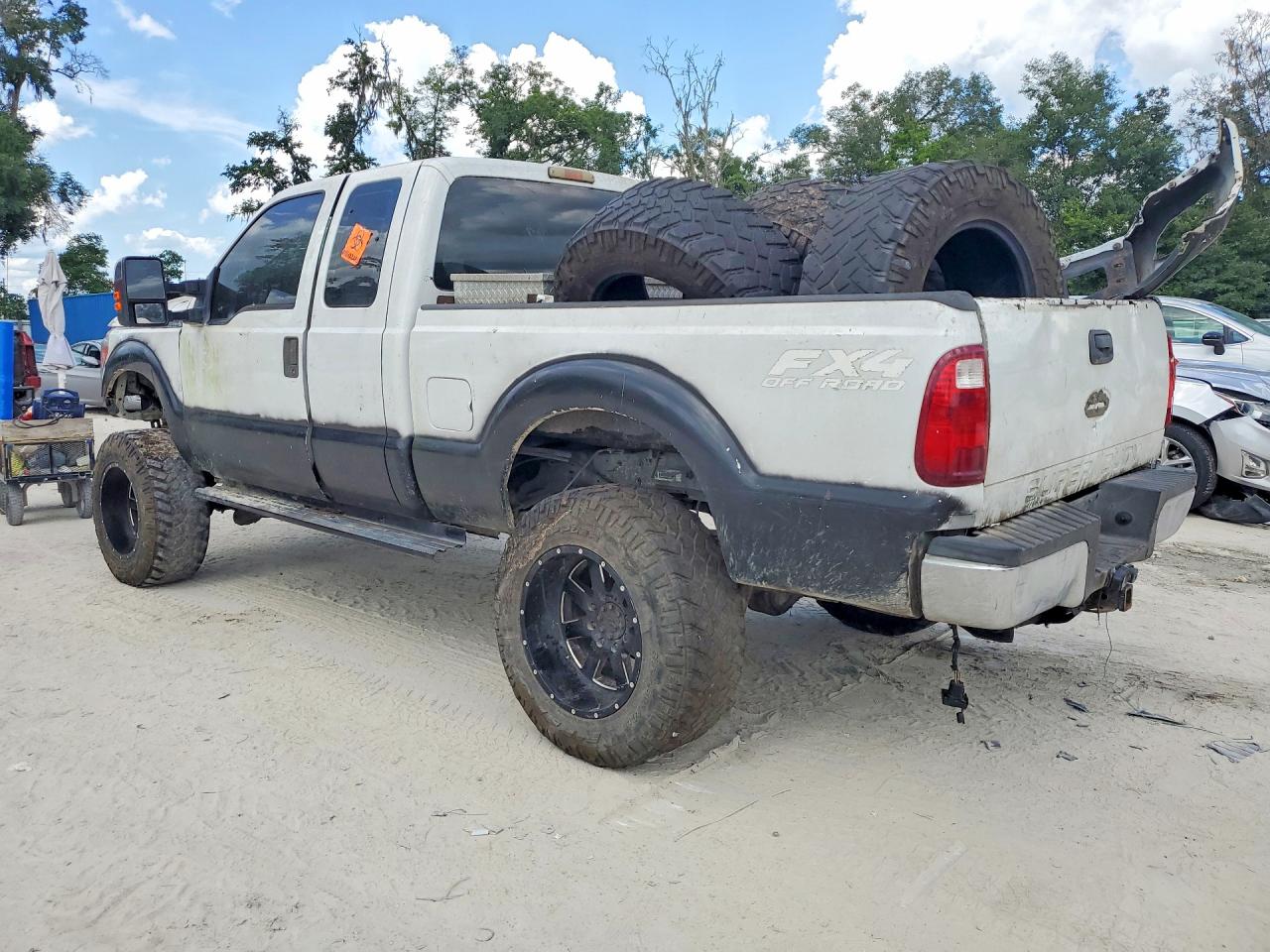 2011 Ford F250 Super Duty White vin: 1FT7X2BT2BEC84489