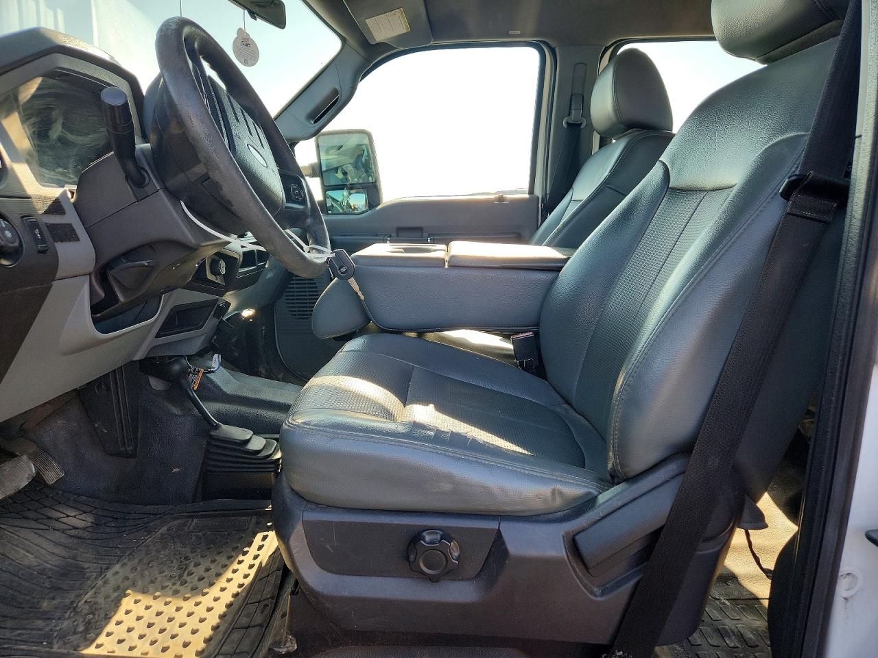 2015 Ford F350 Super Duty White vin: 1FT8W3B62FEB45833