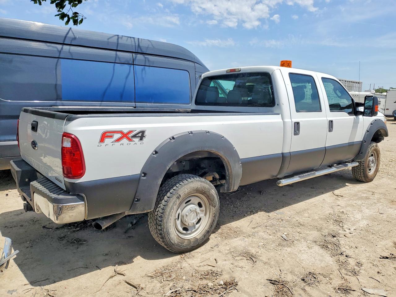 2012 Ford F350 Super Duty White vin: 1FT8W3B6XCEA10076