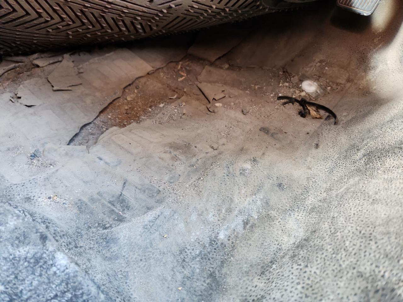 2013 Ford F350 Super Duty White vin: 1FT8W3B6XDEB16092 Damage: Left Front Carpet, Torn, > 12 Inches