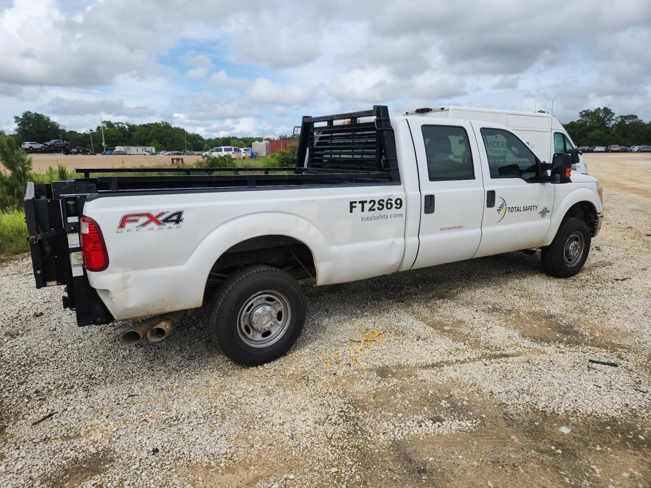 2012 Ford F350 Super Duty White vin: 1FT8W3BT1CEC67701 Damage: Right Bed Side, Dent(S) W/ Paint Dmg, > 12 Inches