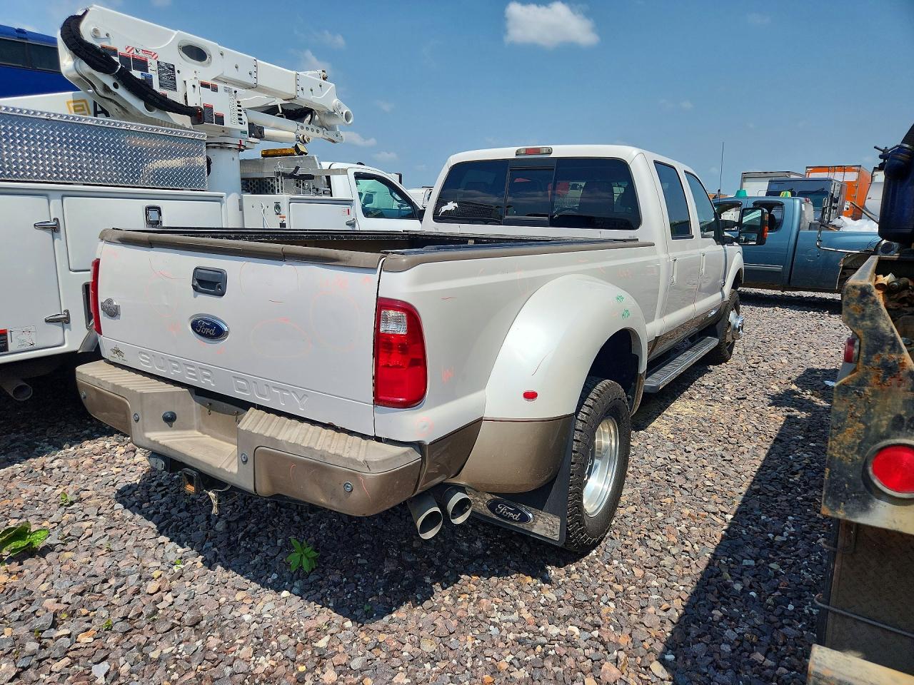 2011 Ford F350 Super Duty White vin: 1FT8W3DT7BEB24490