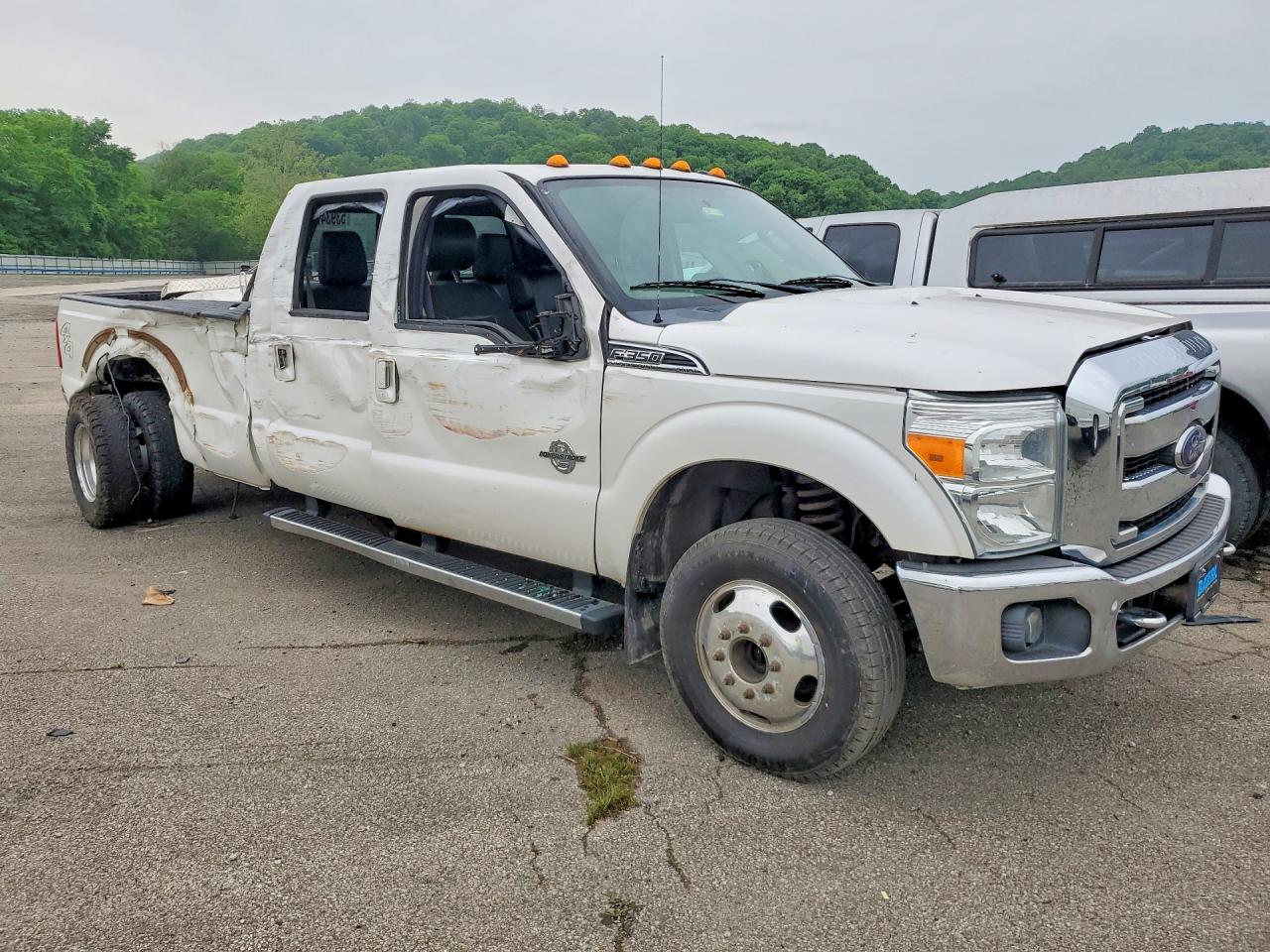2014 Ford F350 Super Duty White vin: 1FT8W3DT7EEB57106