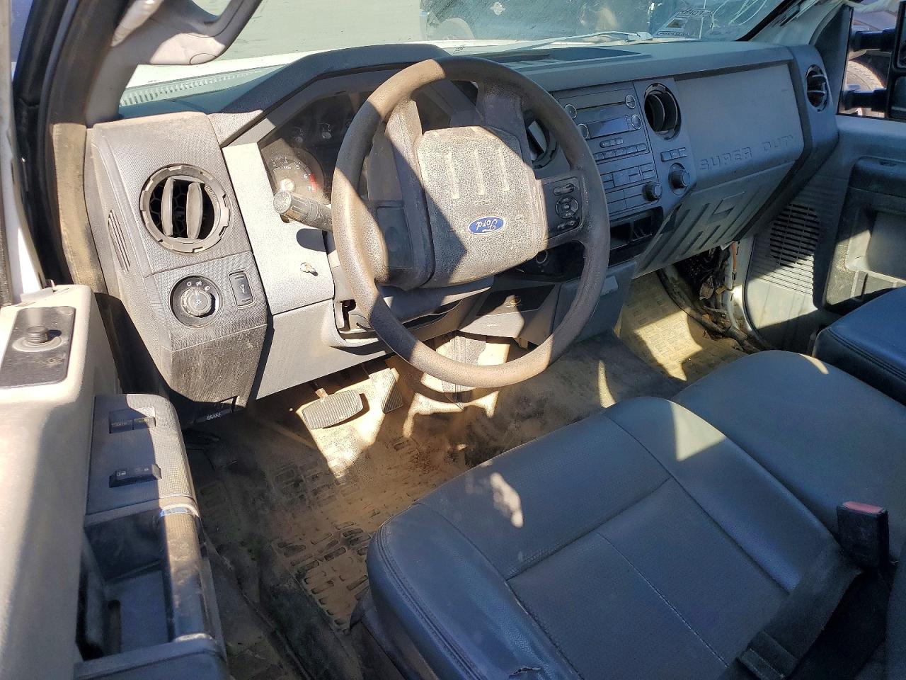 2013 Ford F250 Super Duty White vin: 1FTBF2A62DEB52747