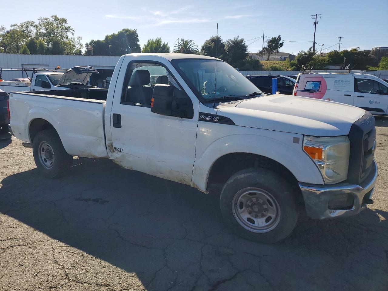 2013 Ford F250 Super Duty White vin: 1FTBF2A62DEB52747