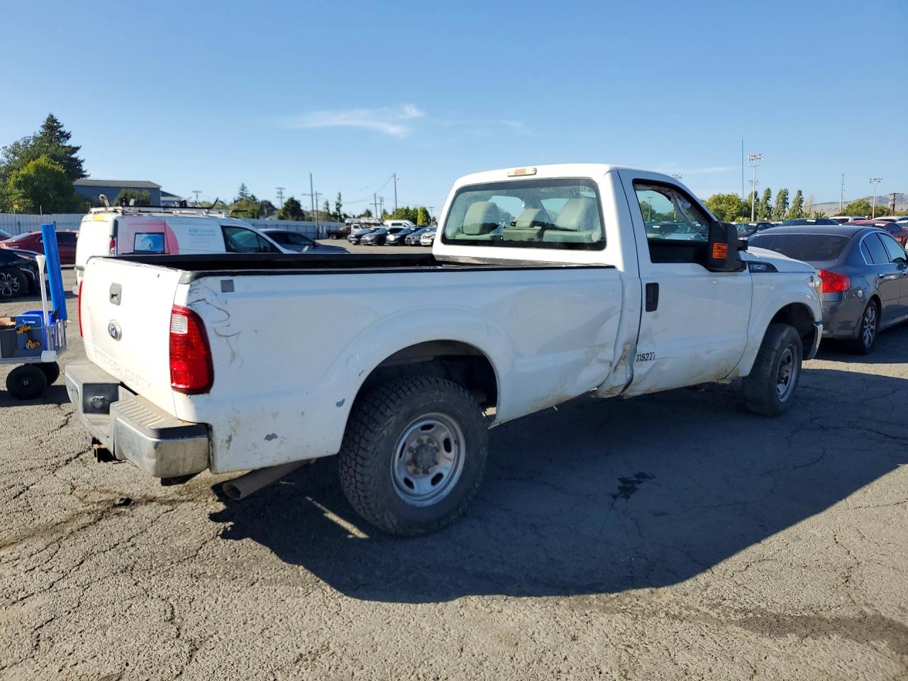 2013 Ford F250 Super Duty White vin: 1FTBF2A62DEB52747