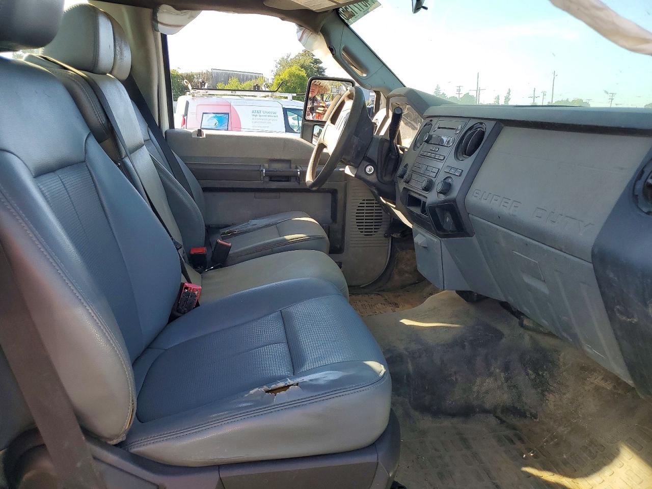 2013 Ford F250 Super Duty White vin: 1FTBF2A62DEB52747