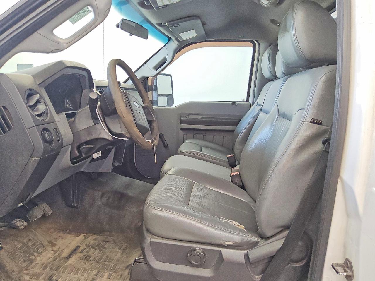 2015 Ford F250 Super Duty White vin: 1FTBF2A62FEA07369