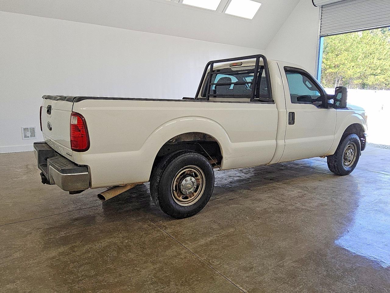 2015 Ford F250 Super Duty White vin: 1FTBF2A62FEA07369