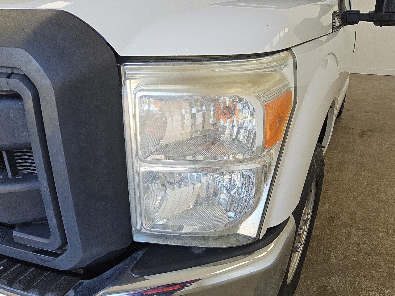 2015 Ford F250 Super Duty White vin: 1FTBF2A62FEA07369 Damage: Left Head Lamp, Faded, Repair Required