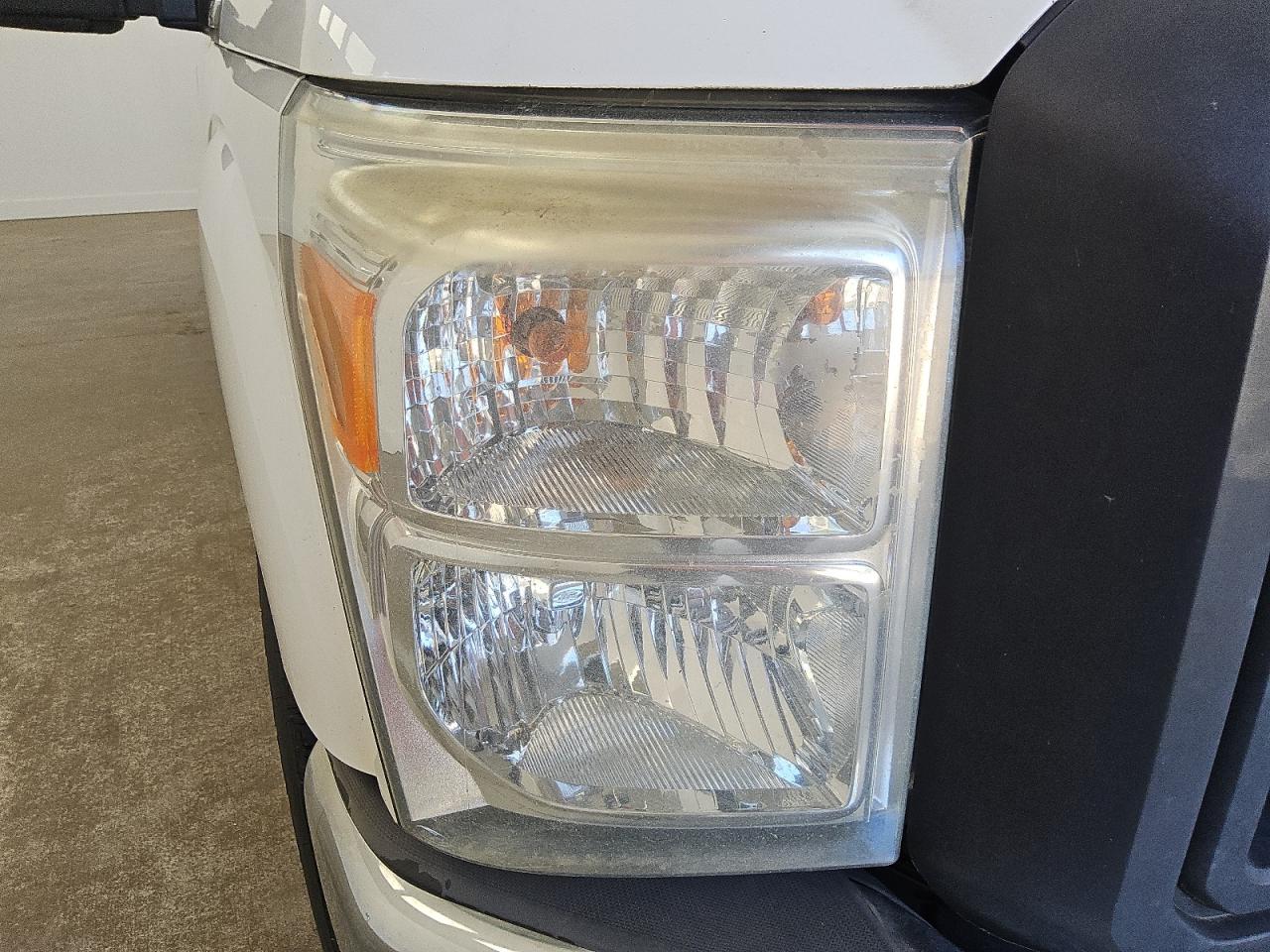 2015 Ford F250 Super Duty White vin: 1FTBF2A62FEA07369 Damage: Right Head Lamp, Faded, Repair Required