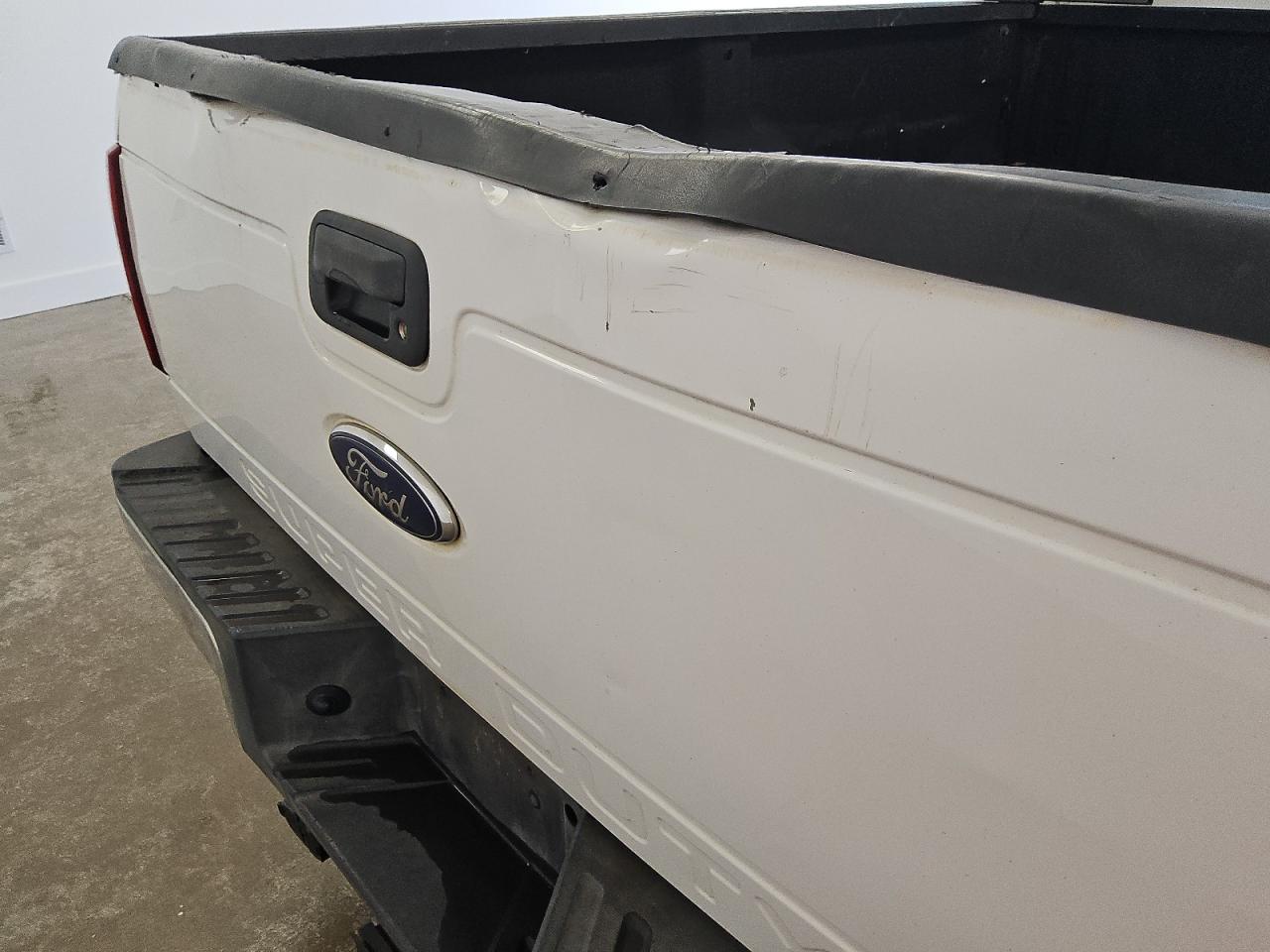 2015 Ford F250 Super Duty White vin: 1FTBF2A62FEA07369 Damage: Tailgate, Dent(S) W/ Paint Dmg, > 12 Inches
