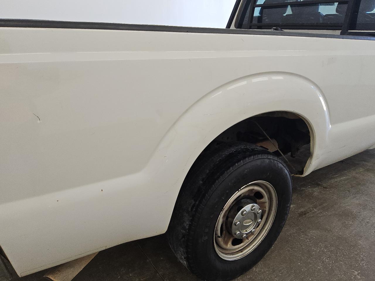 2015 Ford F250 Super Duty White vin: 1FTBF2A62FEA07369 Damage: Right Bed Side, Dent(S) W/ Paint Dmg, 1 To 2 Inches