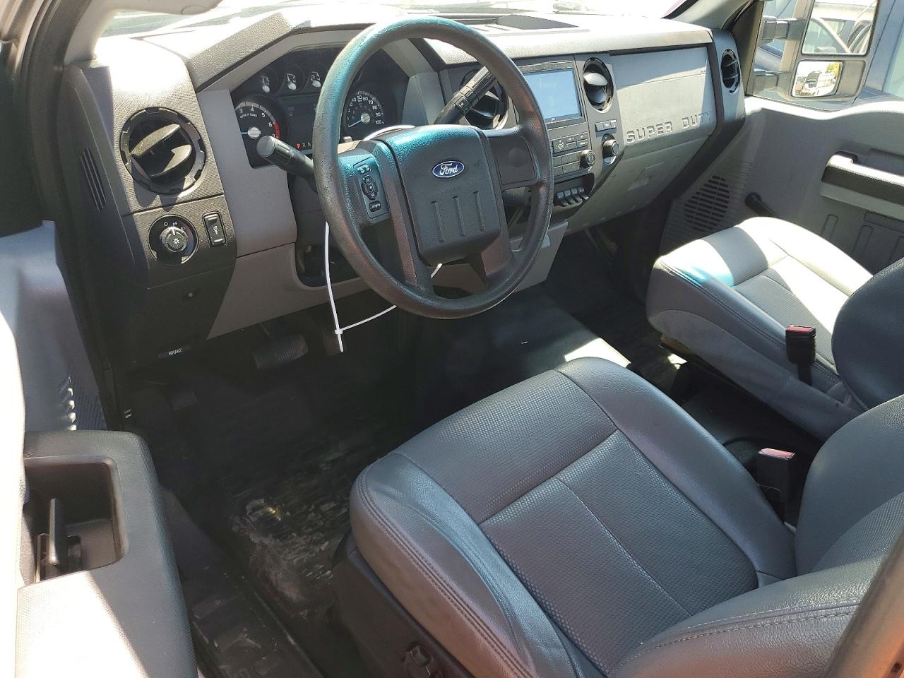 2013 Ford F250 Super Duty White vin: 1FTBF2A64DEB82154