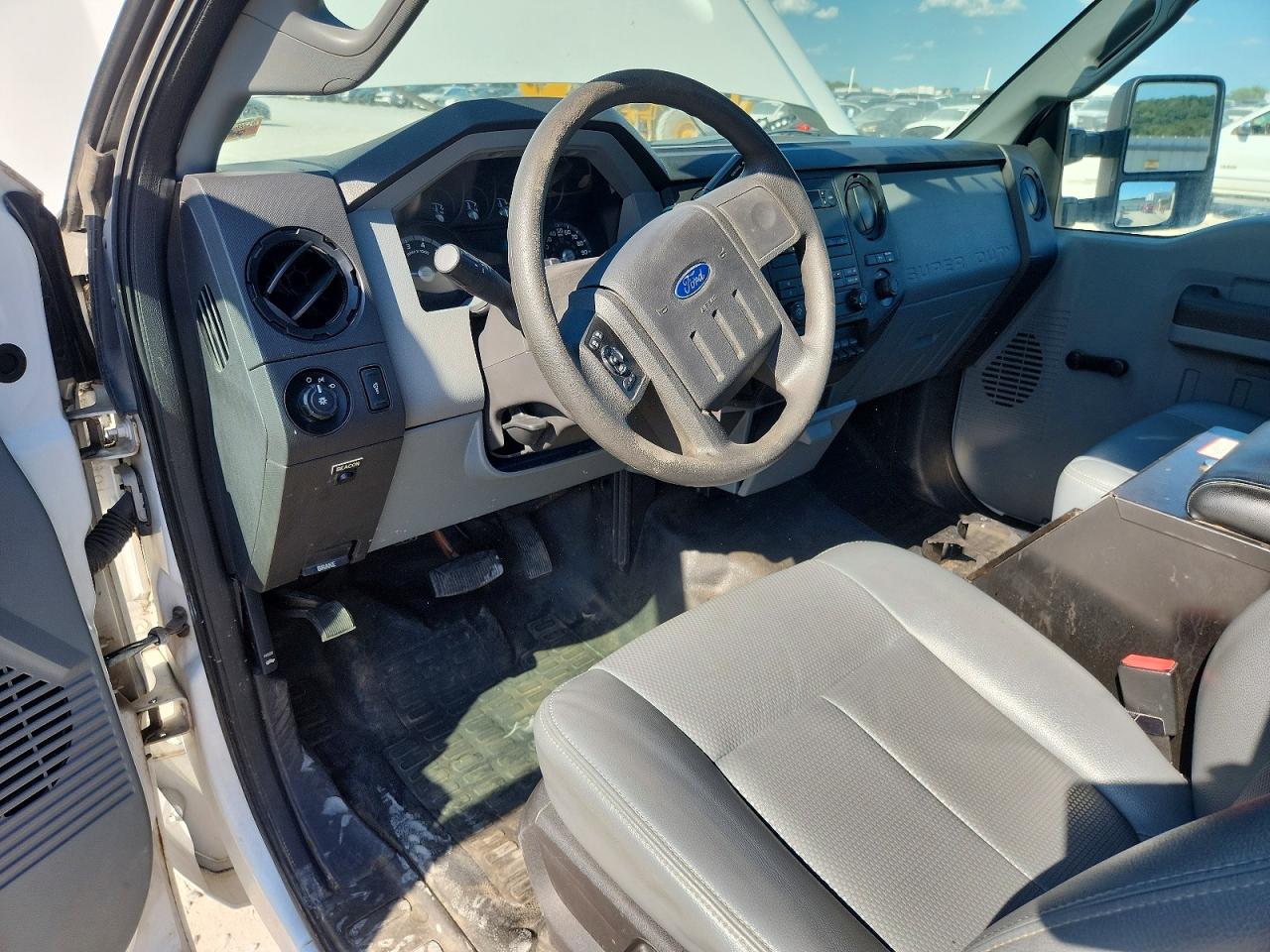 2013 Ford F250 Super Duty White vin: 1FTBF2A64DEB82252