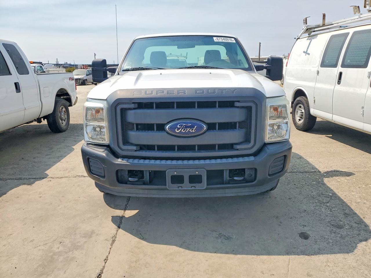 2013 Ford F250 Super Duty White vin: 1FTBF2A66DEB81720