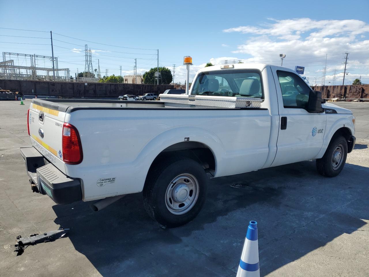 2013 Ford F250 Super Duty White vin: 1FTBF2A66DEB81958 Damage: Right Bed Side, Dent(S) W/ Paint Dmg, 3 To 4 Inches