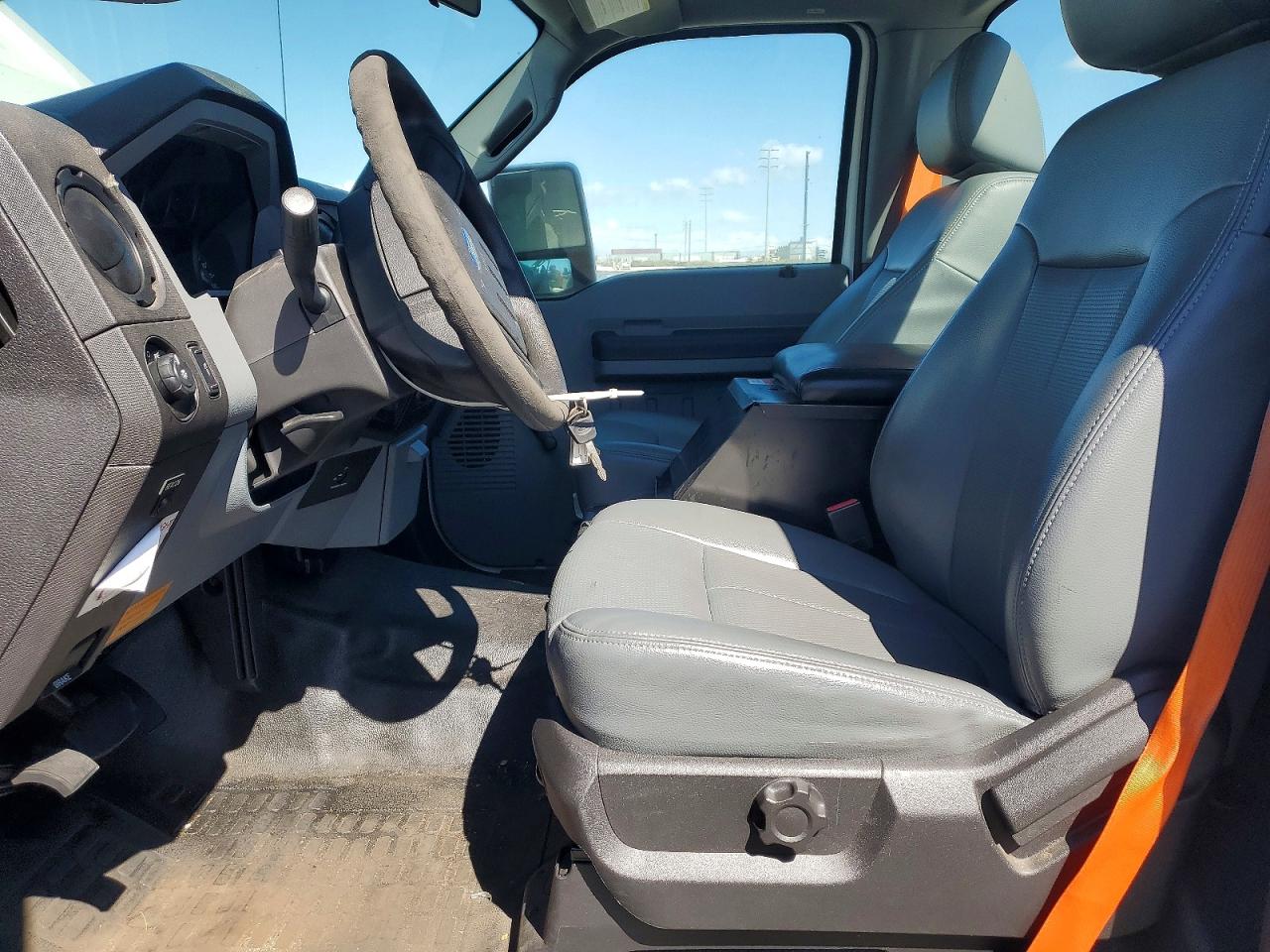 2013 Ford F250 Super Duty White vin: 1FTBF2A66DEB81958