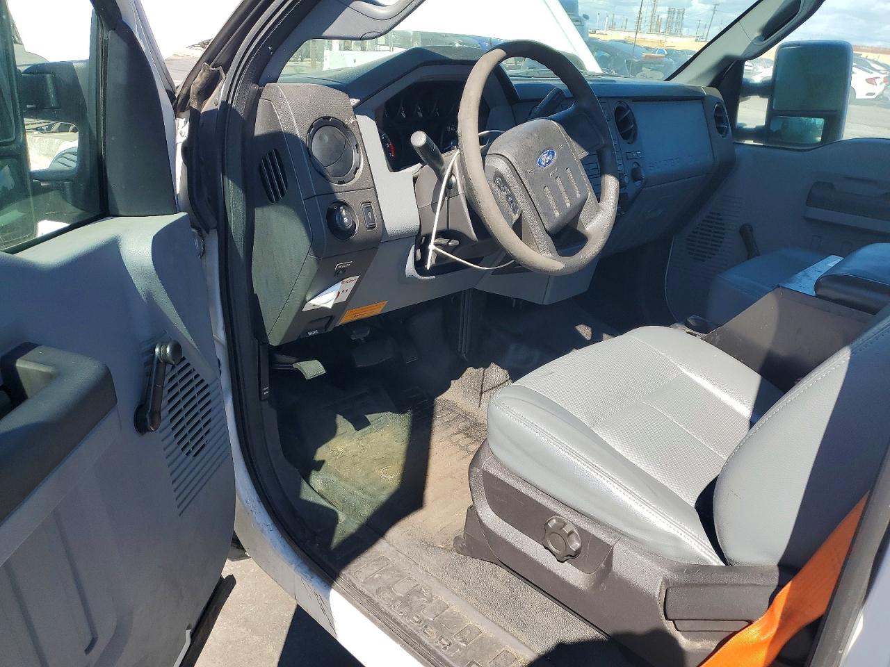 2013 Ford F250 Super Duty White vin: 1FTBF2A66DEB81958