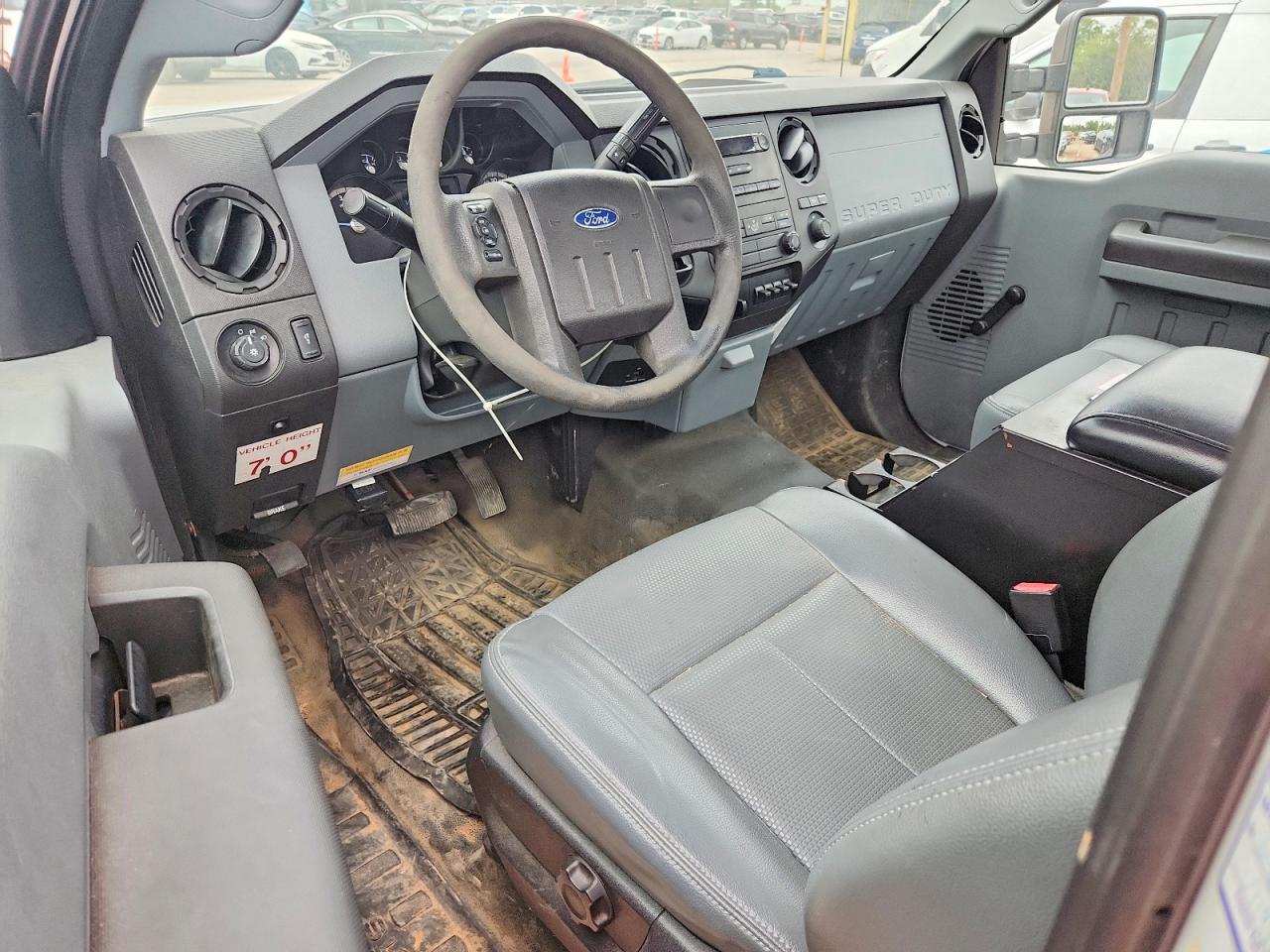 2013 Ford F250 Super Duty White vin: 1FTBF2A66DEB82236