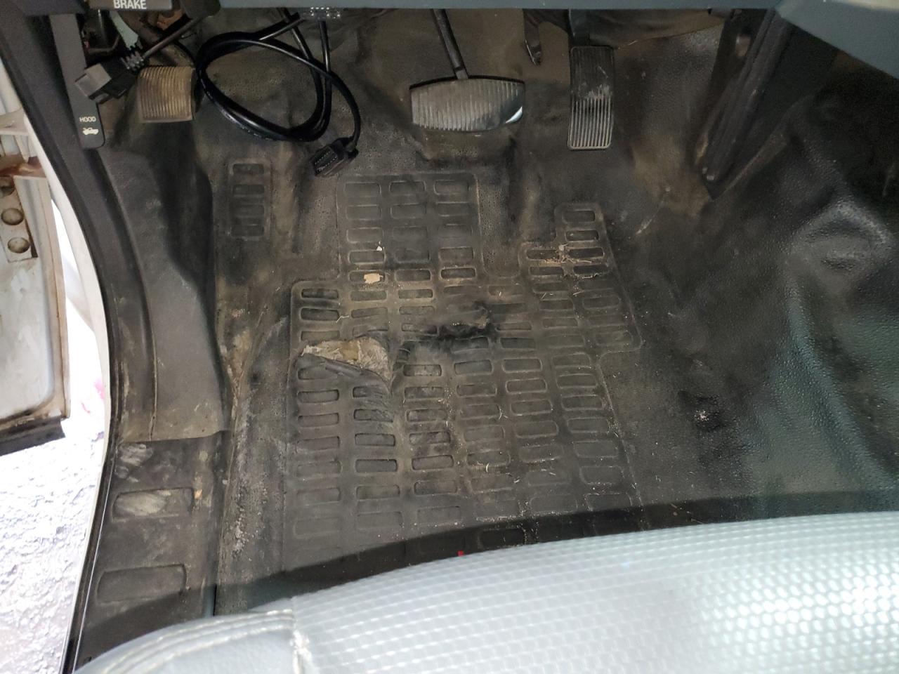 2015 Ford F250 Super Duty Белый vin: 1FTBF2A66FEA80082 Damage: Left Front Carpet, Torn, 5 To 6 Inches