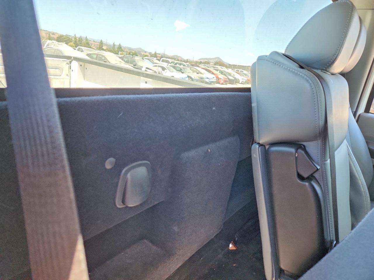 2015 Ford F250 Super Duty White vin: 1FTBF2A66FEB88685