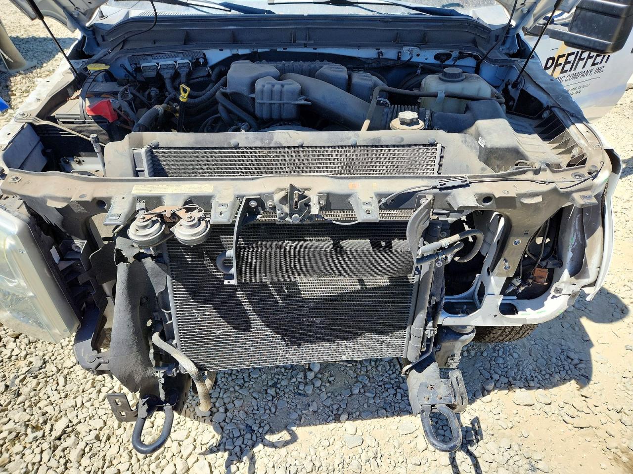2015 Ford F250 Super Duty White vin: 1FTBF2A66FEB88685